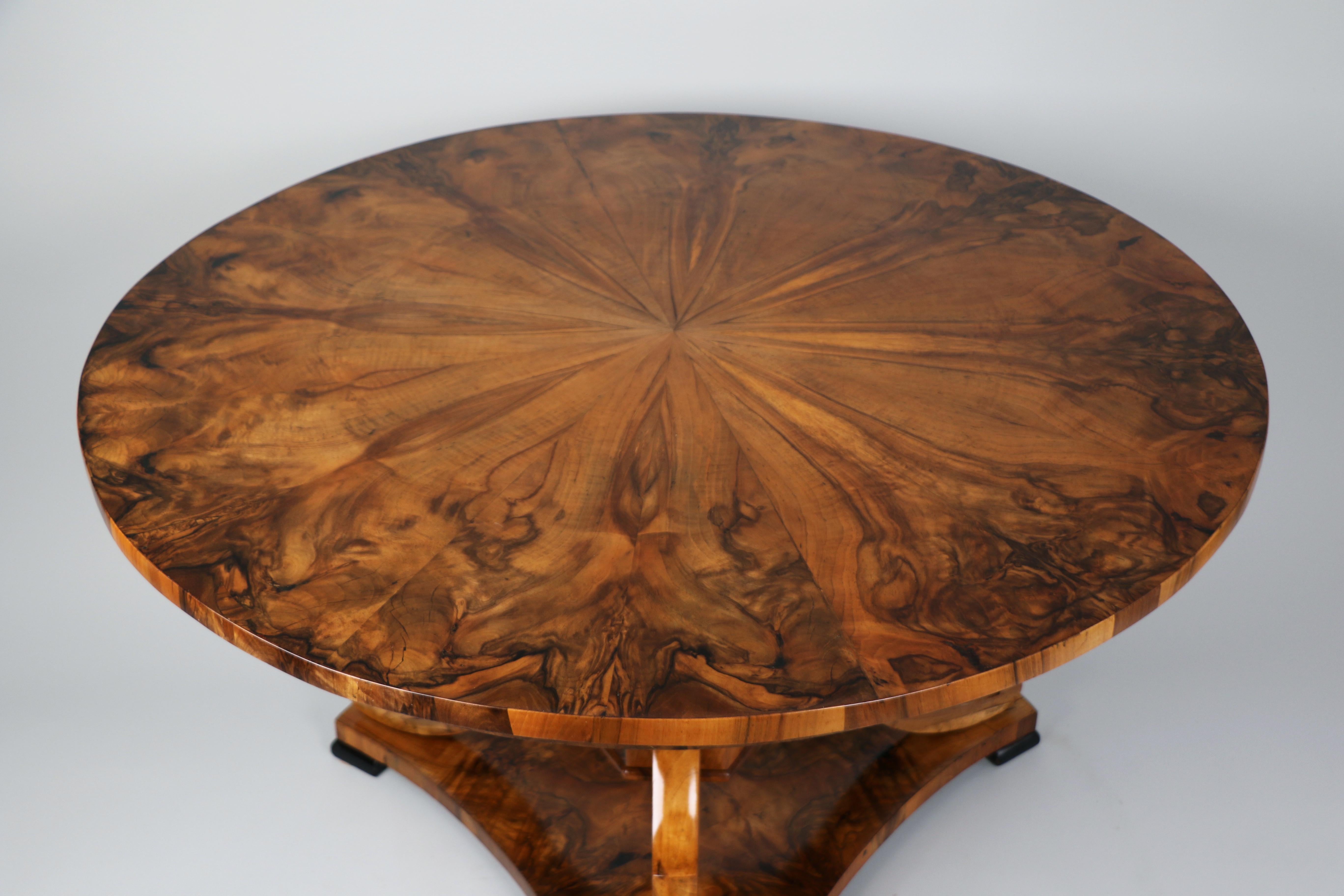 Table Biedermeier en noyer du XIXe siècle. Vienne, vers 1825. en vente 2