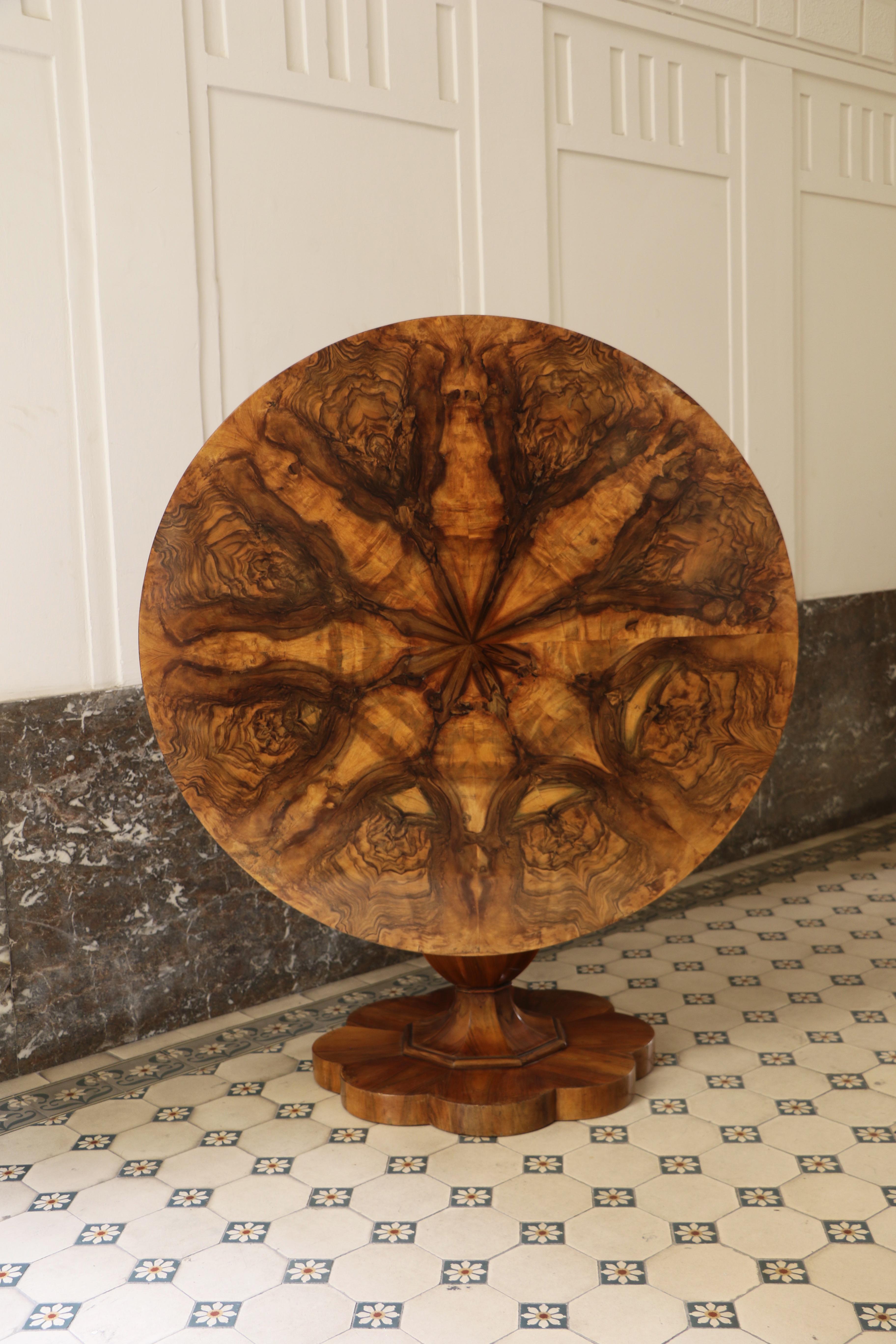 Table Biedermeier en noyer du XIXe siècle. Vienne, vers 1825. en vente 2