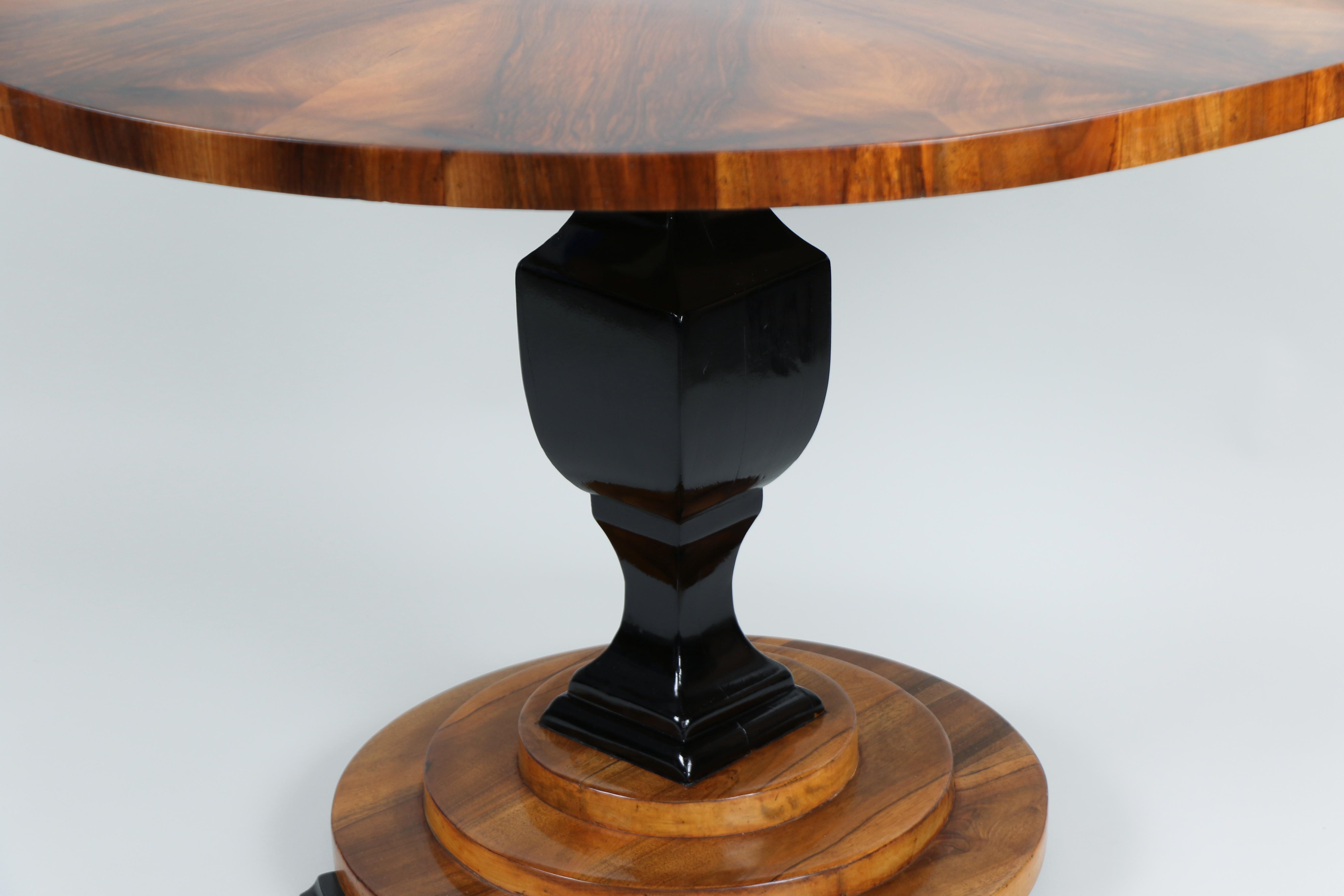 Table Biedermeier en noyer du XIXe siècle. Vienne, vers 1825. en vente 2