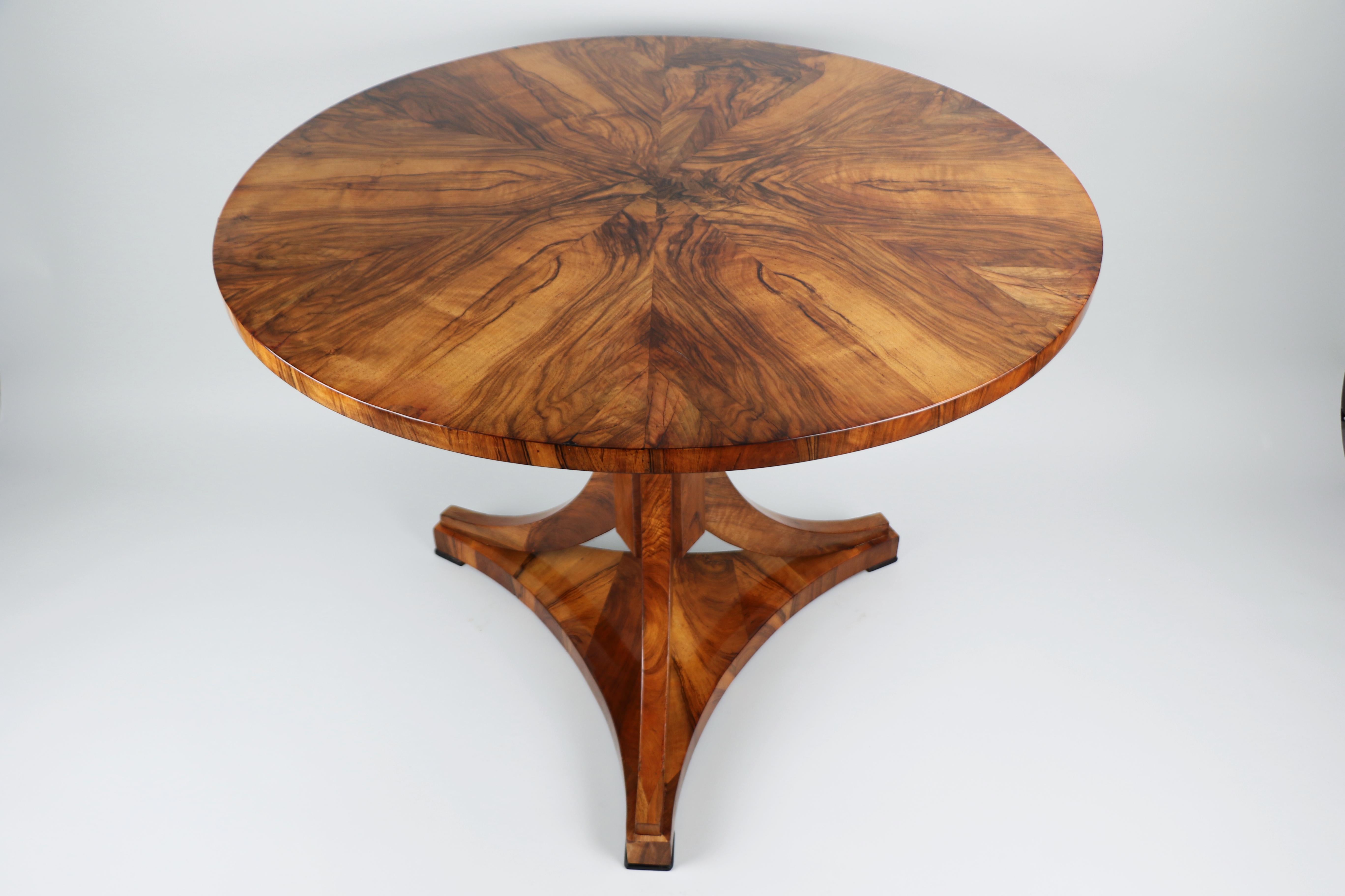 Table Biedermeier en noyer du XIXe siècle. Vienne, vers 1825. en vente 2