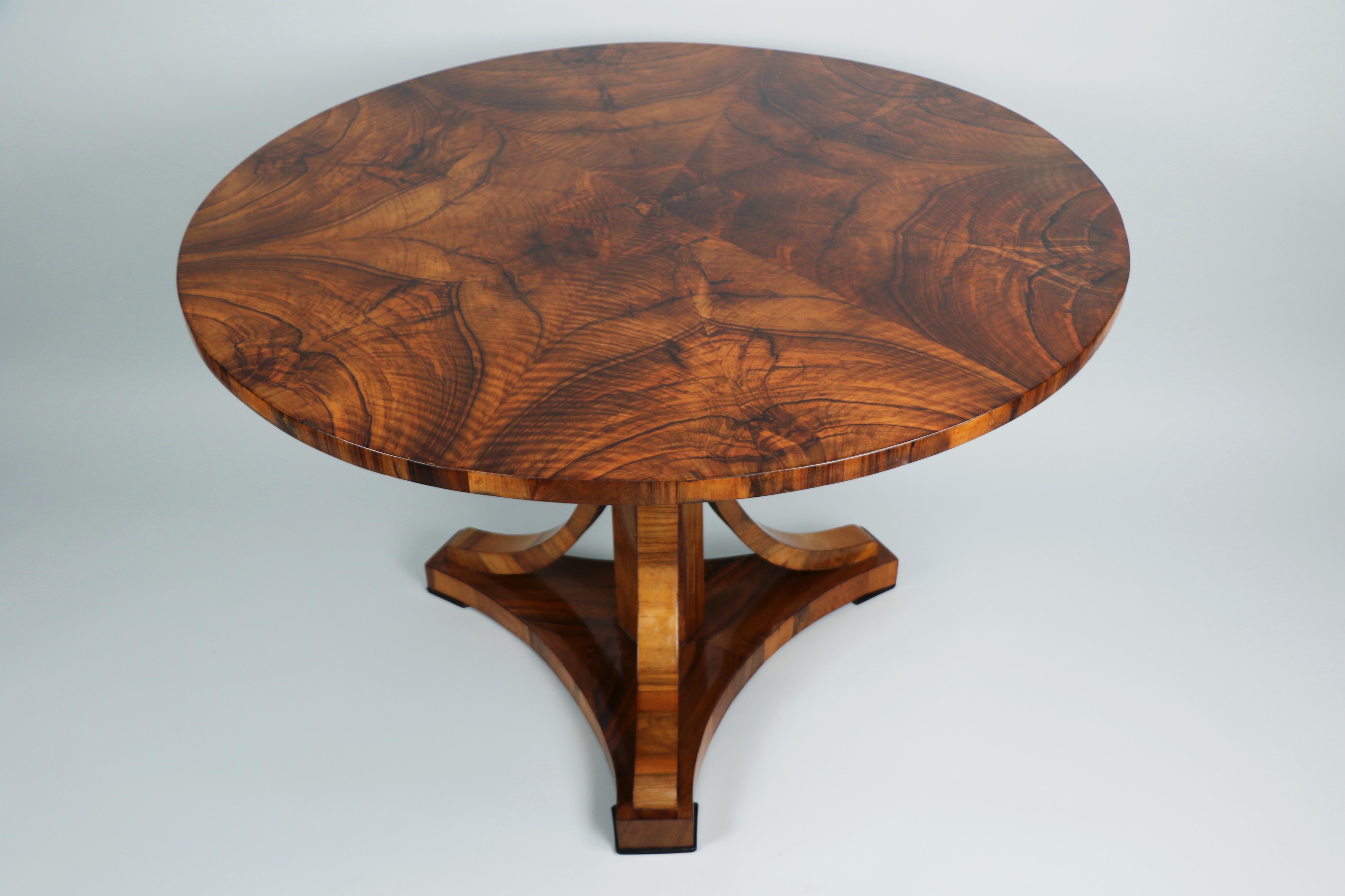 Table Biedermeier en noyer du XIXe siècle. Vienne, vers 1825. en vente 2