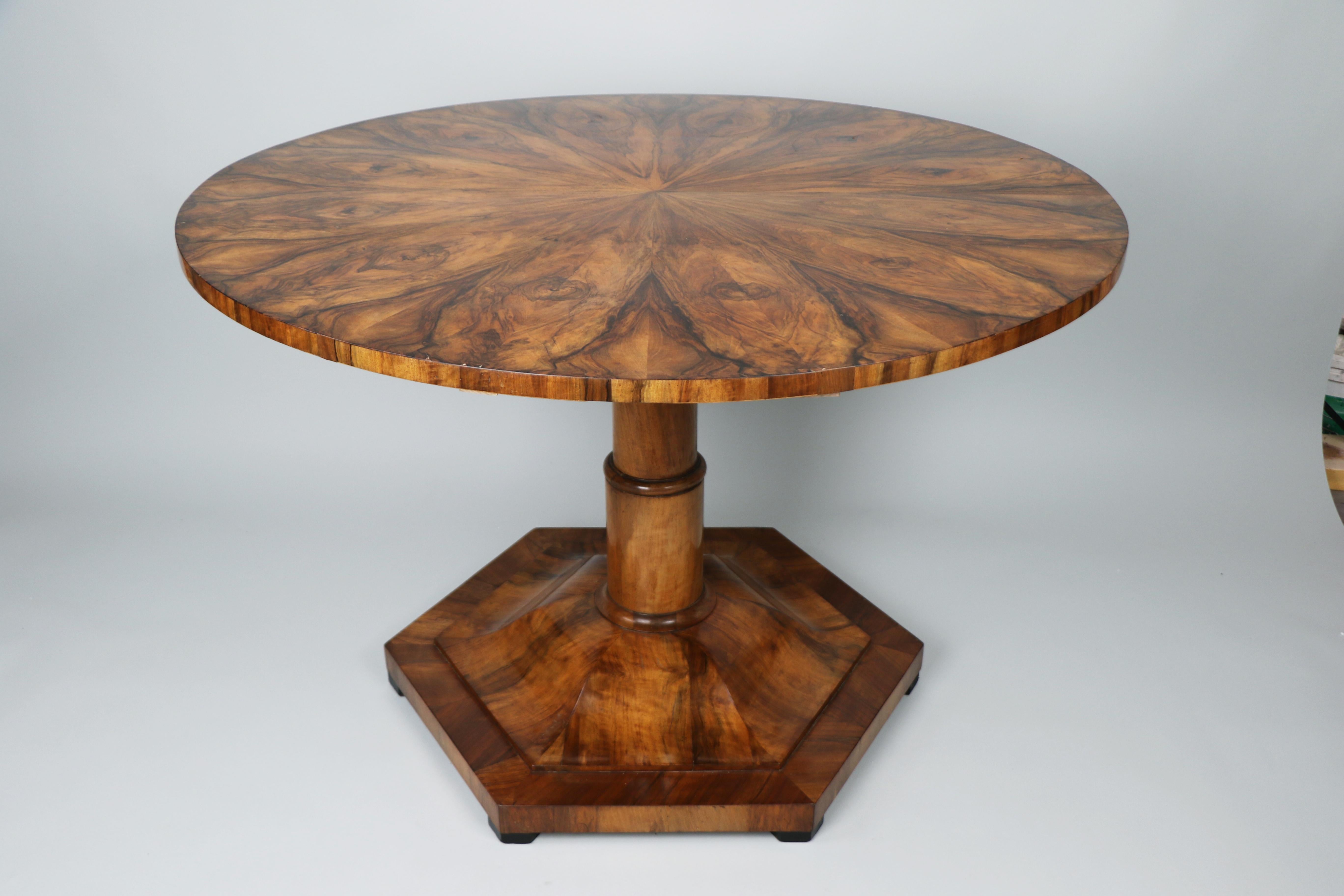 19th Century Fine Biedermeier Walnut Table. Vienna, c. 1825. in vendita 2