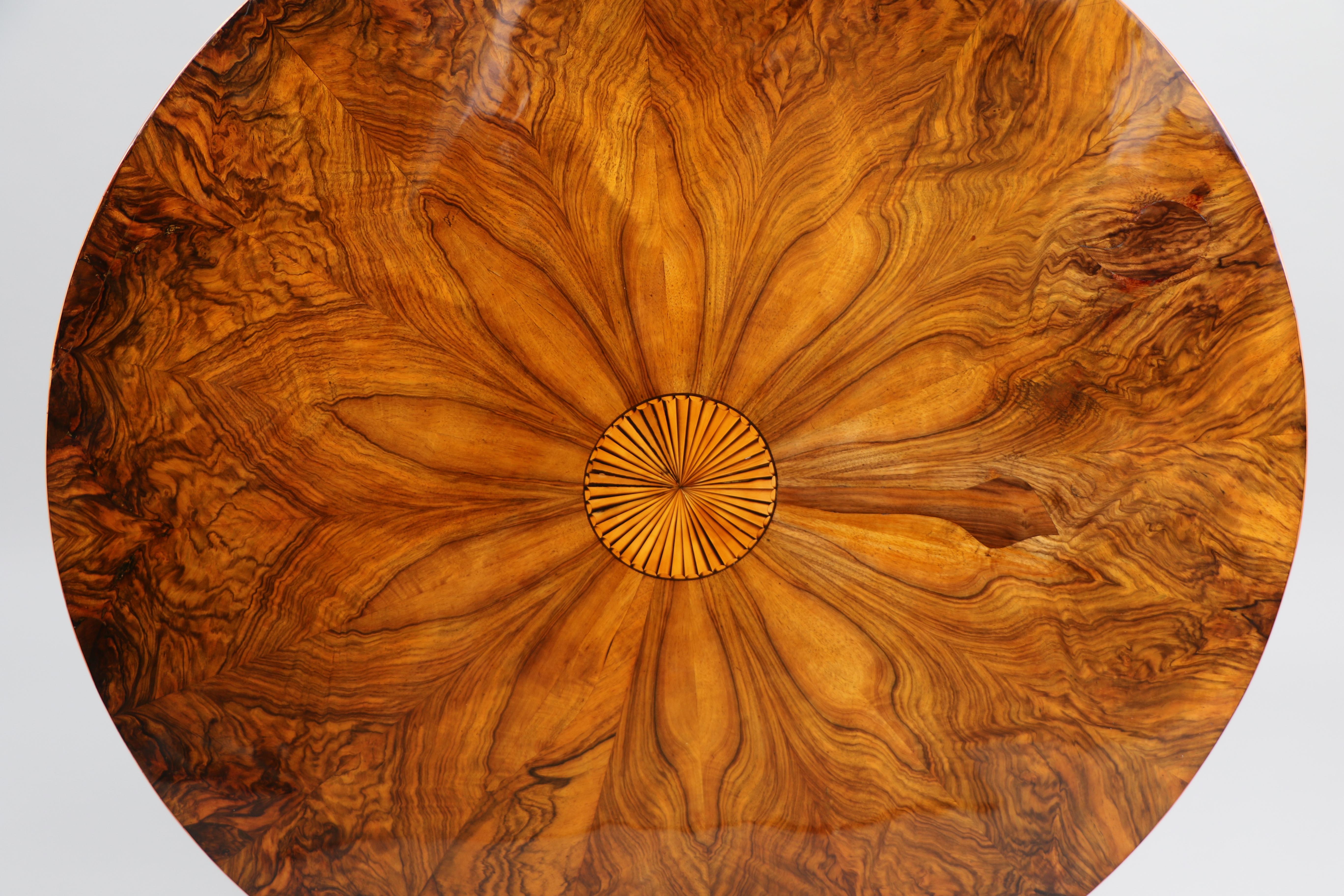 Table Biedermeier en noyer du XIXe siècle. Vienne, vers 1825. en vente 7