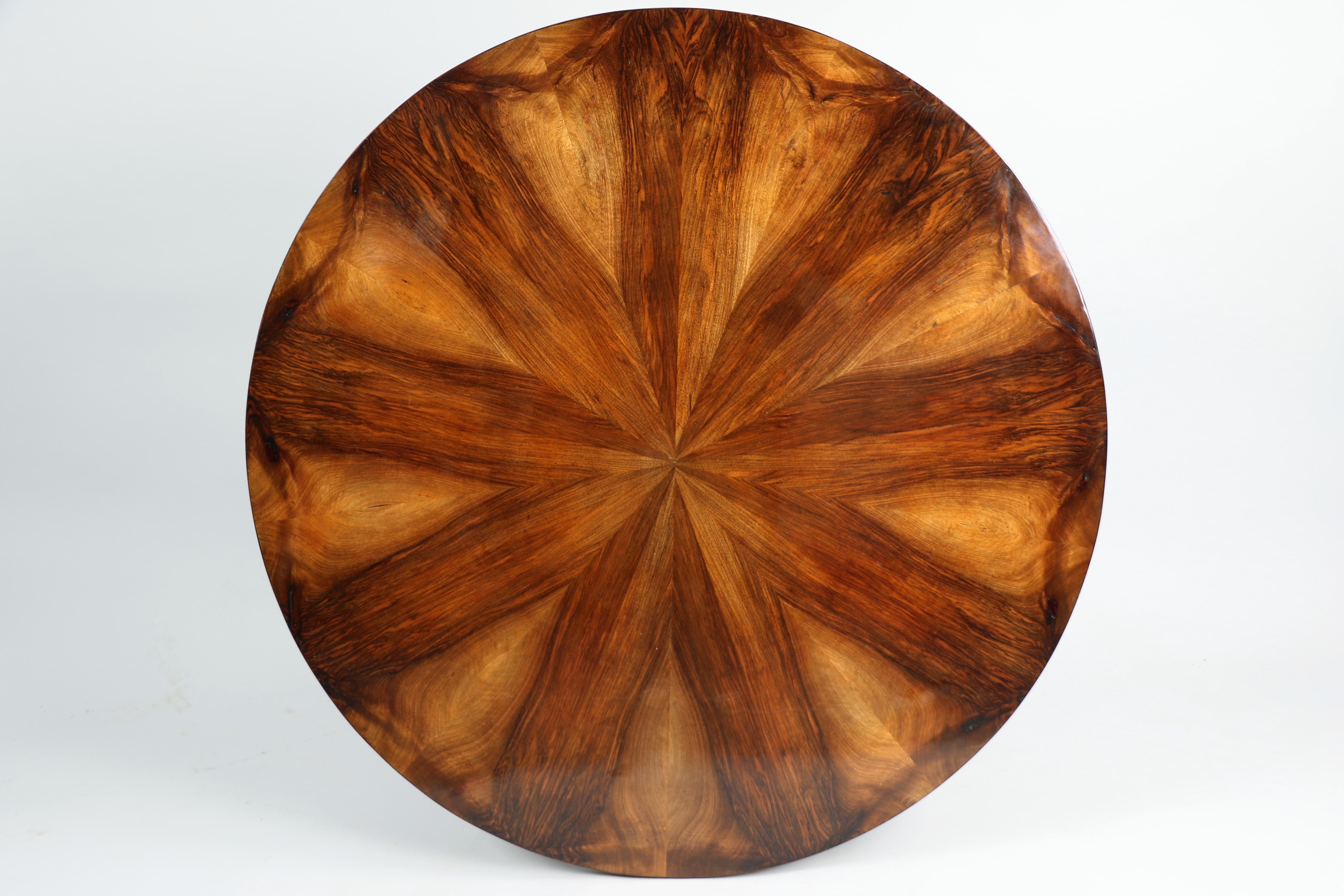 Table Biedermeier en noyer du XIXe siècle. Vienne, vers 1825. en vente 3