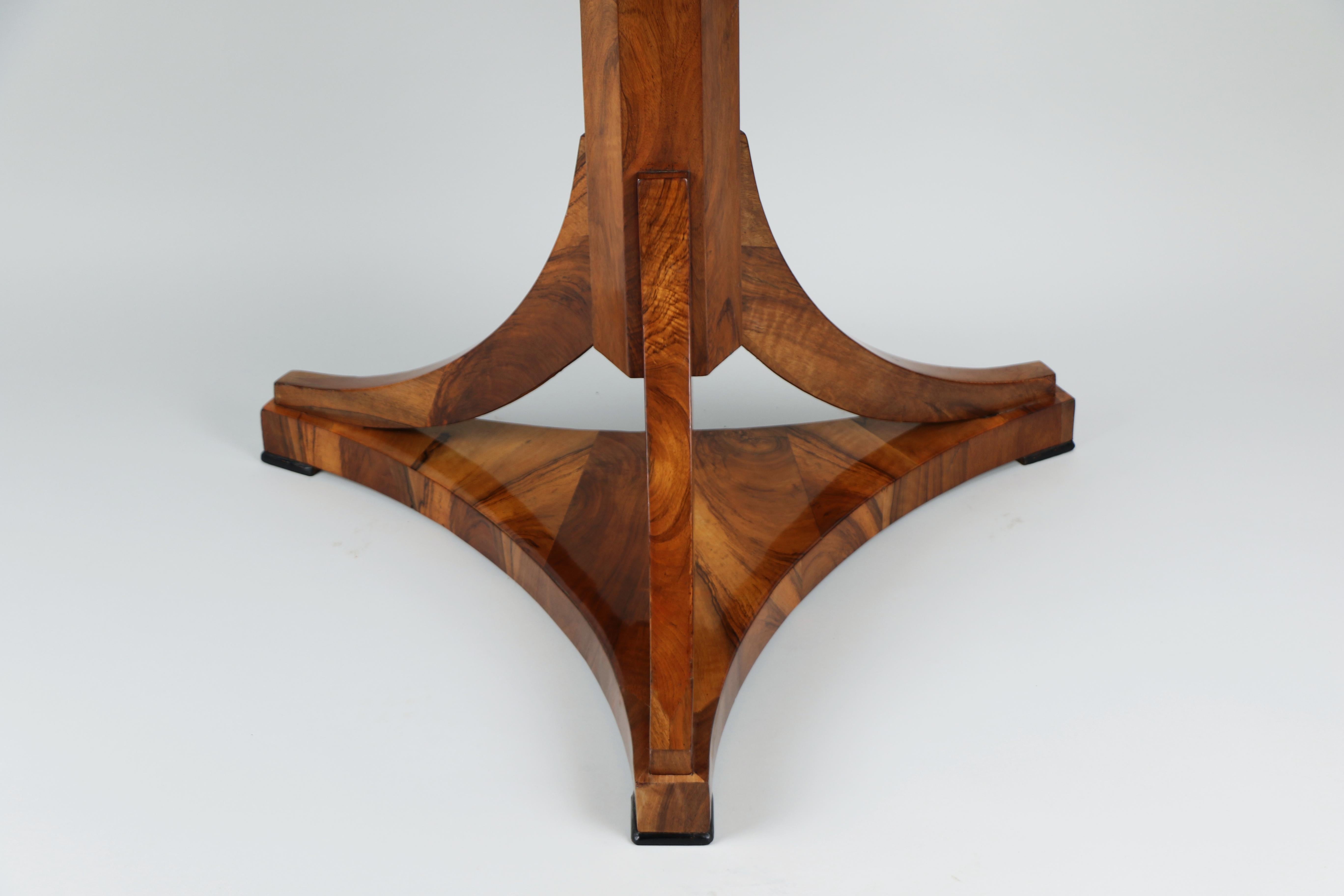Table Biedermeier en noyer du XIXe siècle. Vienne, vers 1825. en vente 3