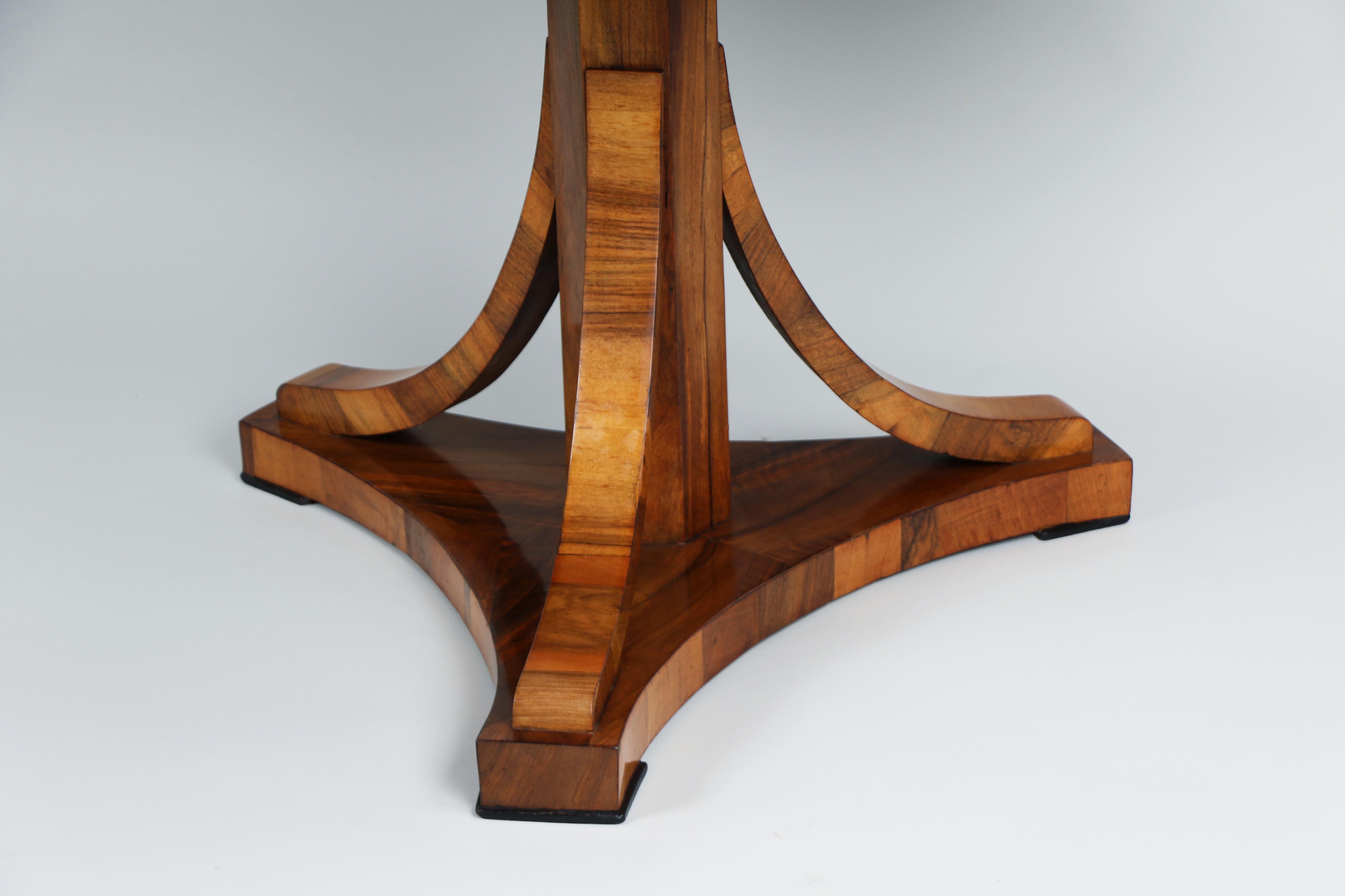 Table Biedermeier en noyer du XIXe siècle. Vienne, vers 1825. en vente 3