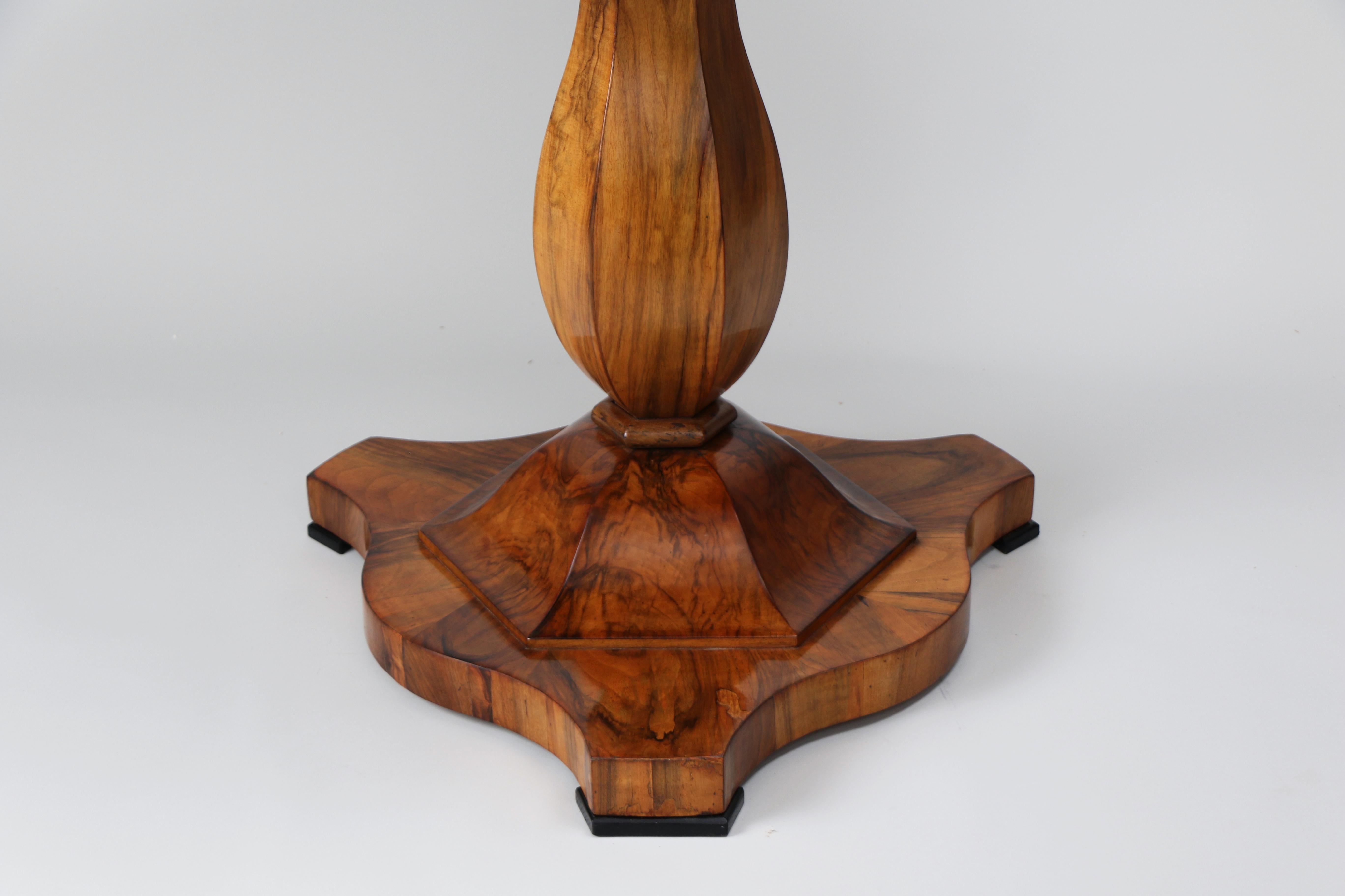 Table Biedermeier en noyer du XIXe siècle. Vienne, vers 1825. en vente 3