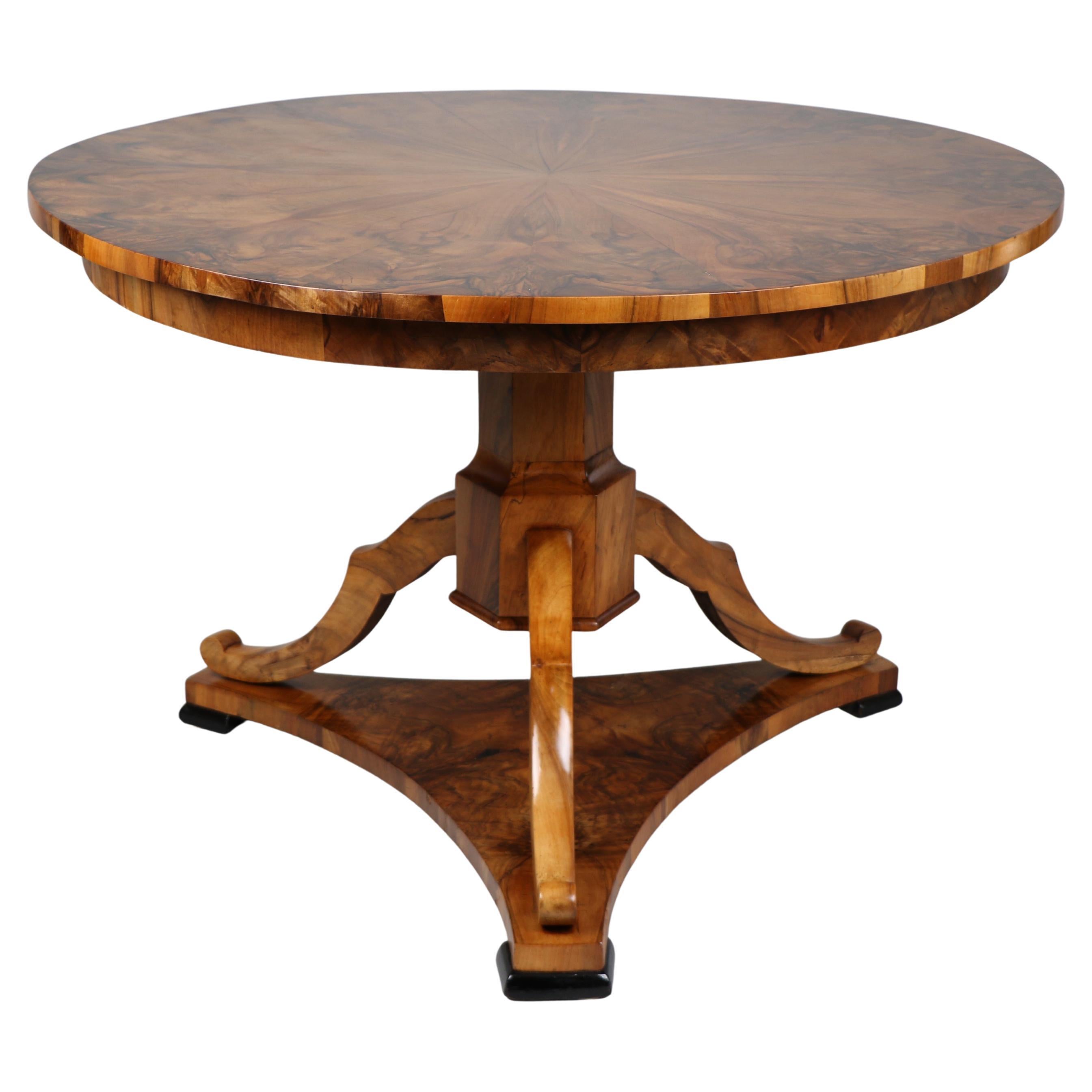Biedermeier-Tisch aus Nussbaumholz aus dem 19. Jahrhundert. Wiener Stadt, um 1825.