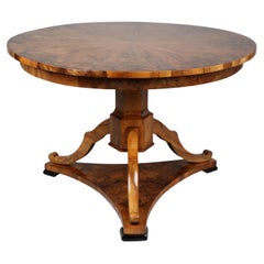 19th Century Fine Biedermeier Walnut Table. Vienna, c. 1825.