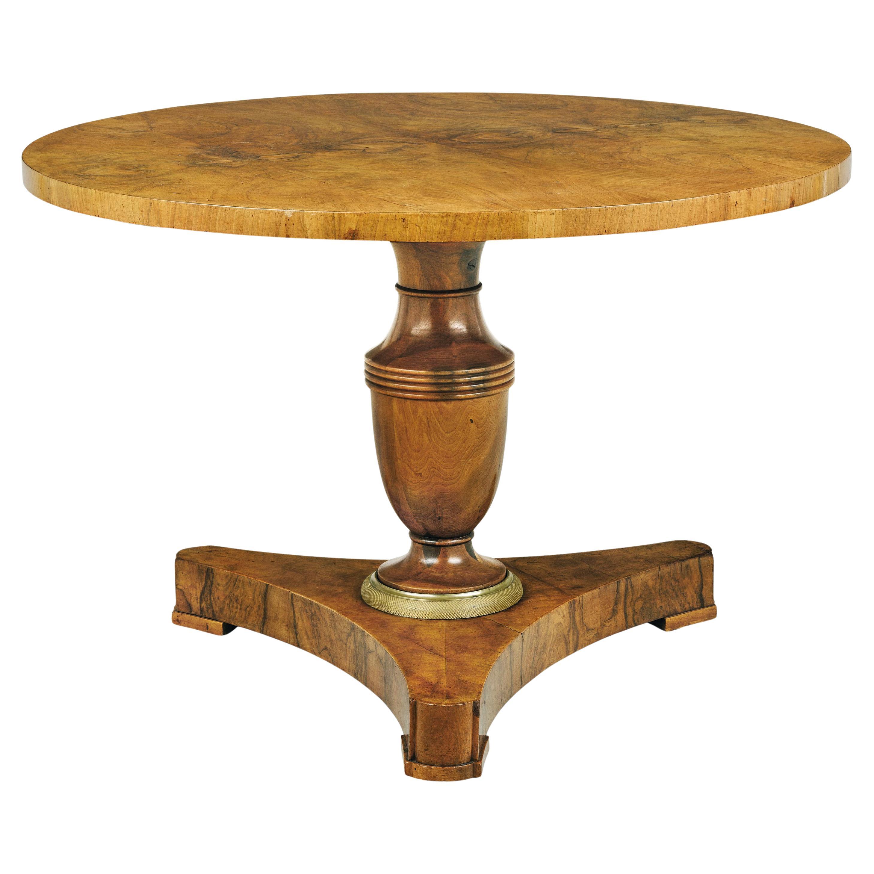 Biedermeier-Tisch aus Nussbaumholz aus dem 19. Jahrhundert. Wiener Stadt, um 1825.