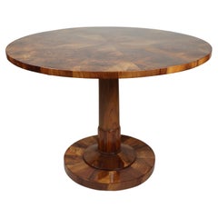 Table Biedermeier en noyer du XIXe siècle. Vienne, vers 1825.