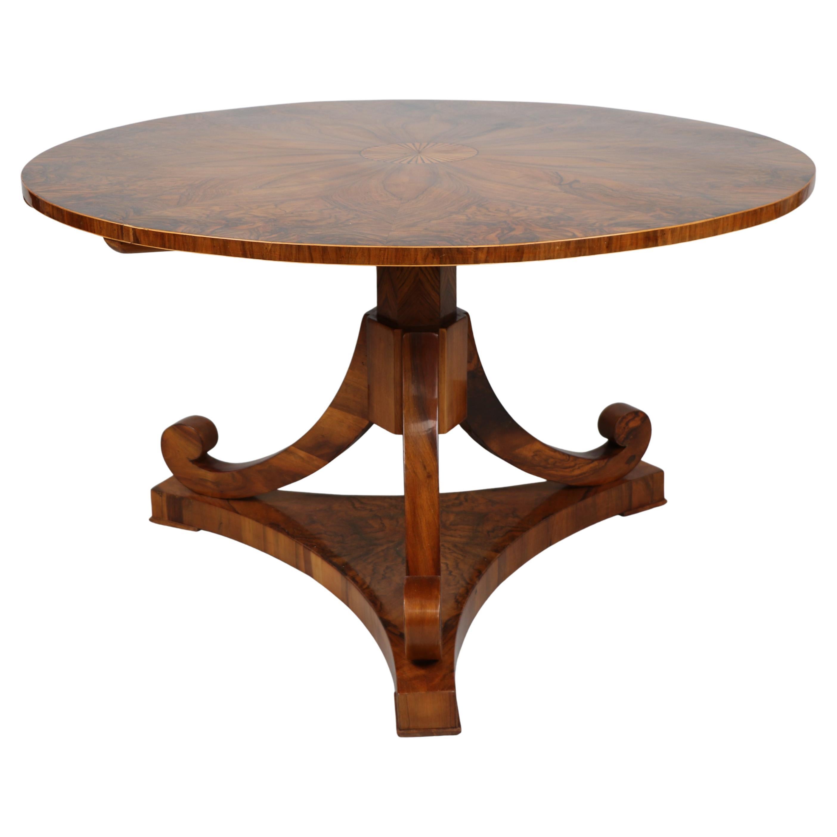 Tavolo in noce Biedermeier del XIX secolo. Vienna, 1825 circa.