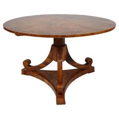 Tavolo in noce Biedermeier del XIX secolo. Vienna, 1825 circa.
