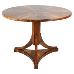 19th Century Fine Biedermeier Walnut Table. Vienna, c. 1825.