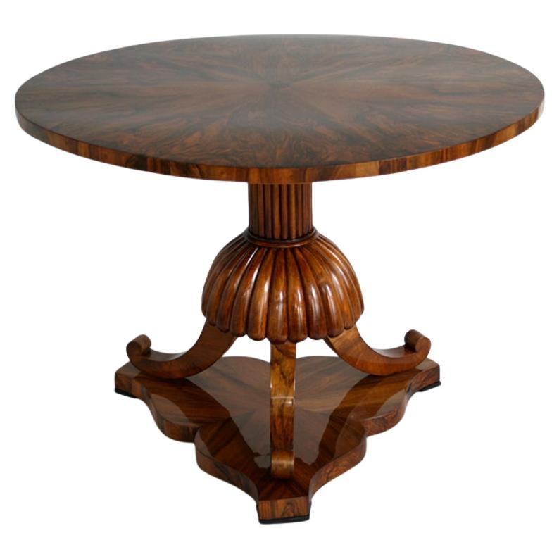 Nous sommes ravis de présenter cet extraordinaire guéridon à plateau basculant de style Biedermeier, fabriqué à Vienne vers 1830. Il s'agit d'une pièce exceptionnelle qui incarne les plus hauts standards de l'artisanat viennois de l'époque