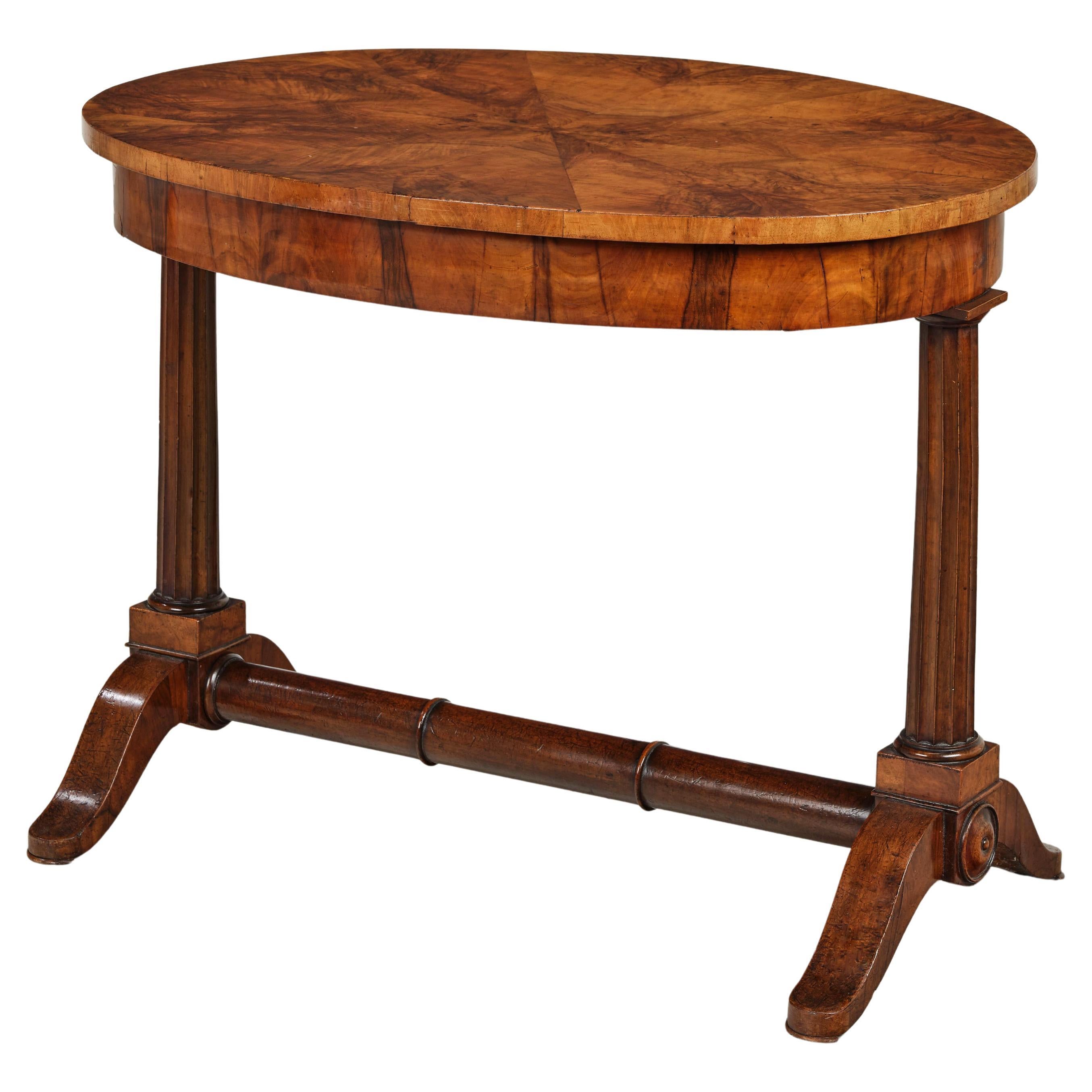 Table Biedermeier en noyer du XIXe siècle. Vienne, vers 1825.