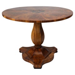 Tavolo in noce Biedermeier del XIX secolo. Vienna, 1825 circa.