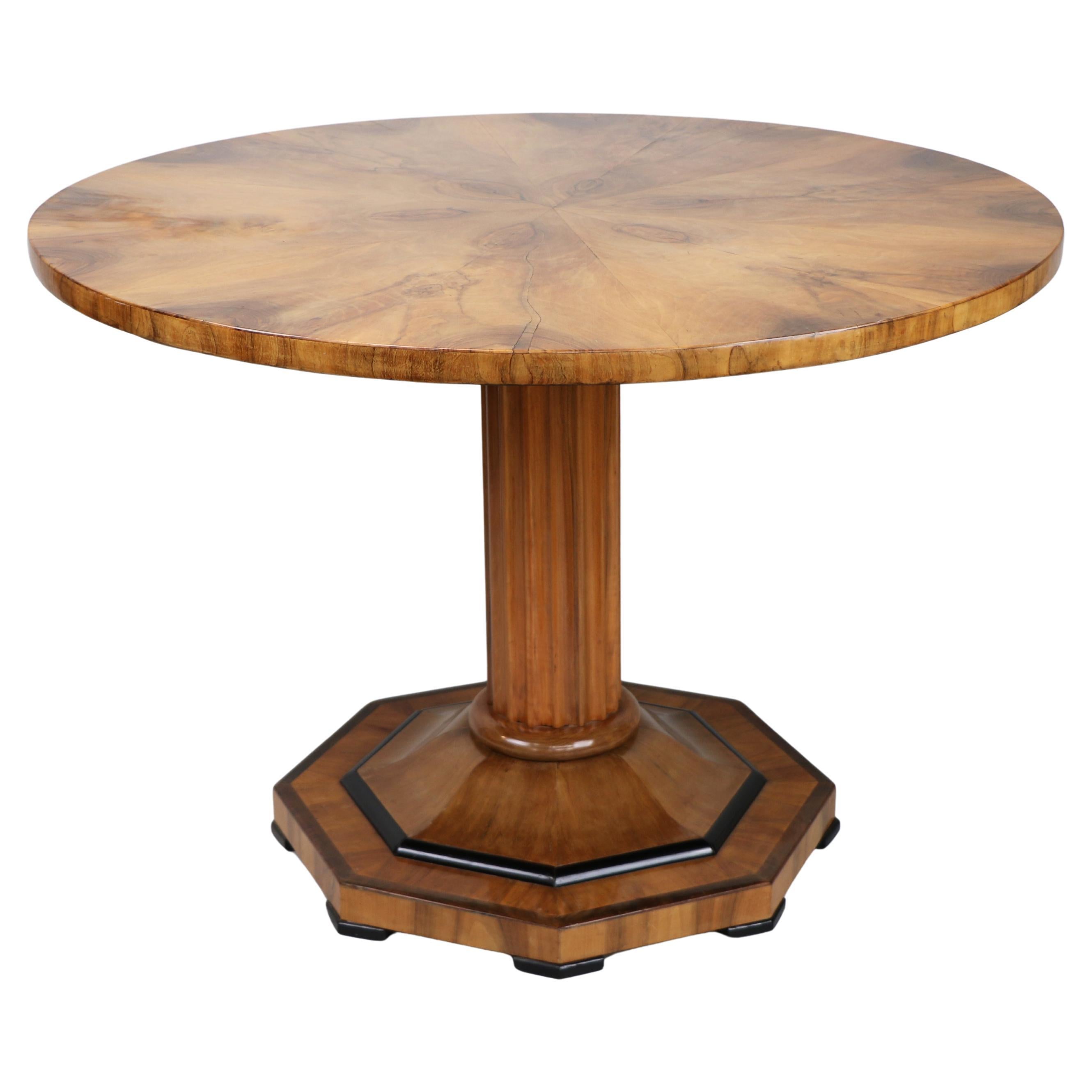Fina mesa Biedermeier de nogal del siglo XIX. Viena, hacia 1825. en venta