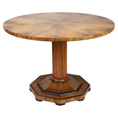 Fina mesa Biedermeier de nogal del siglo XIX. Viena, hacia 1825.