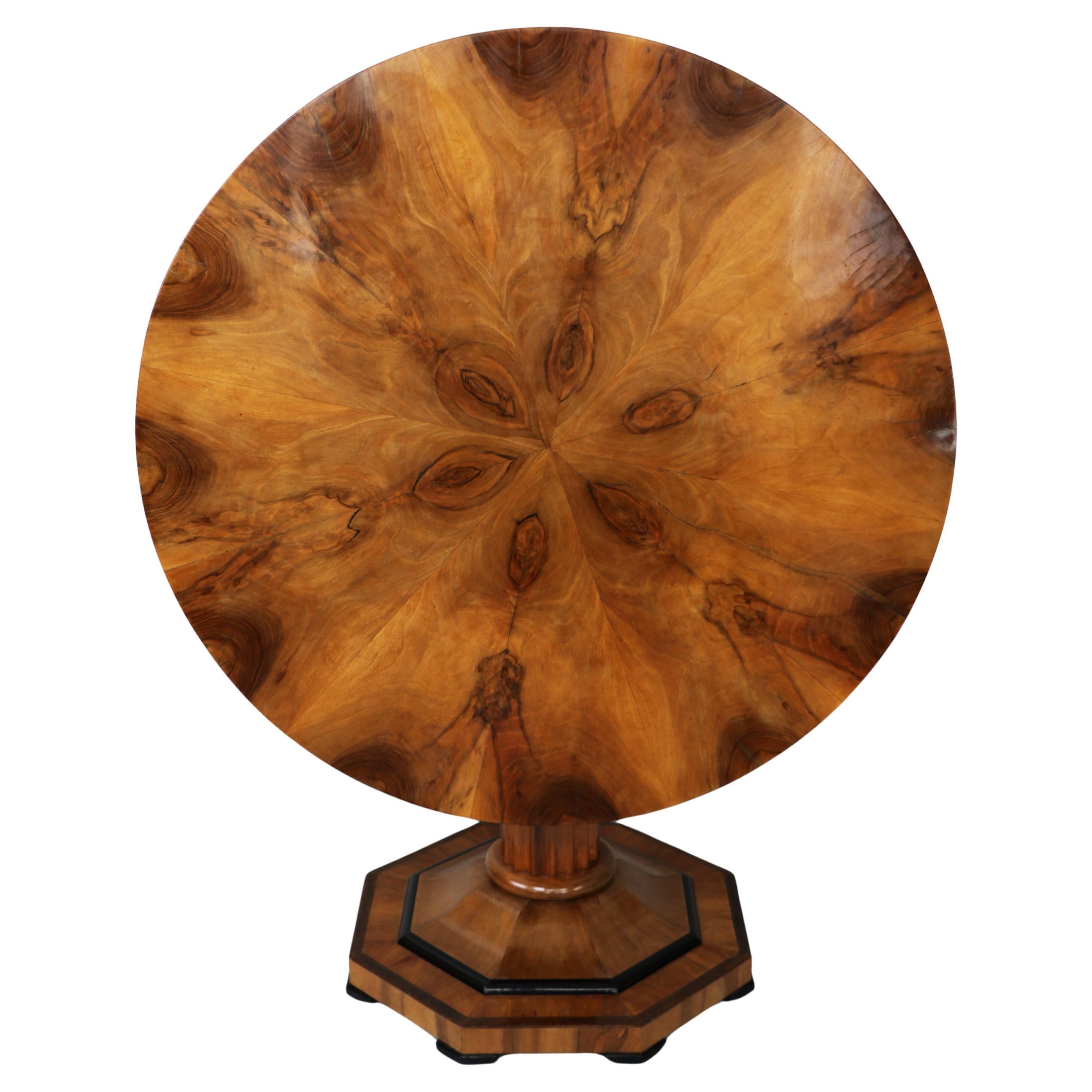 Tavolo in noce Biedermeier del XIX secolo. Vienna, 1825 circa.