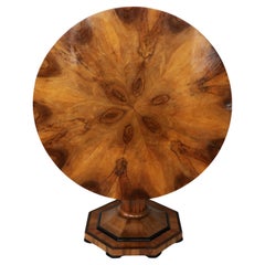 Tavolo in noce Biedermeier del XIX secolo. Vienna, 1825 circa.