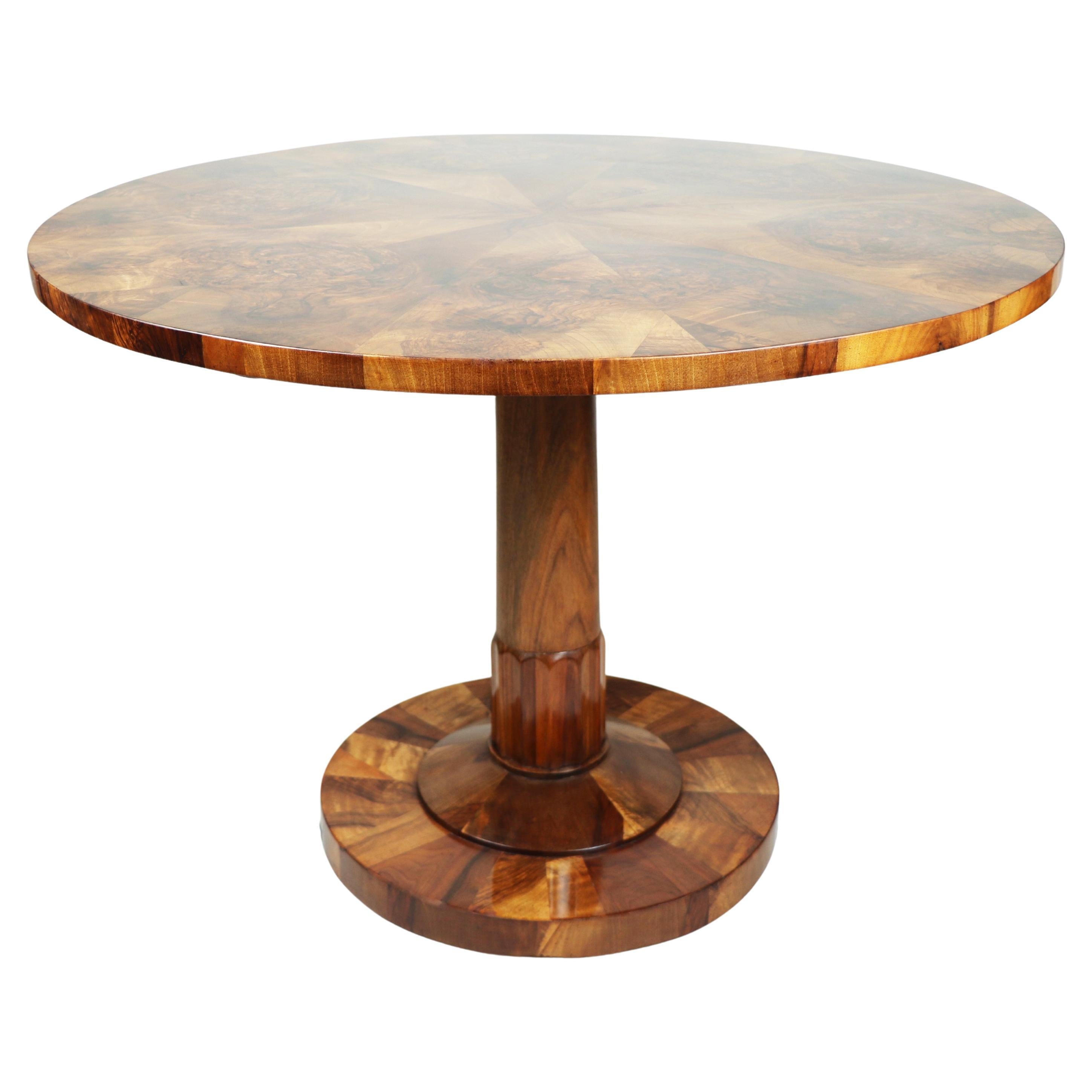 Fina mesa Biedermeier de nogal del siglo XIX. Viena, hacia 1825. en venta