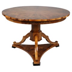 Tavolo in noce Biedermeier del XIX secolo. Vienna, 1825 circa.