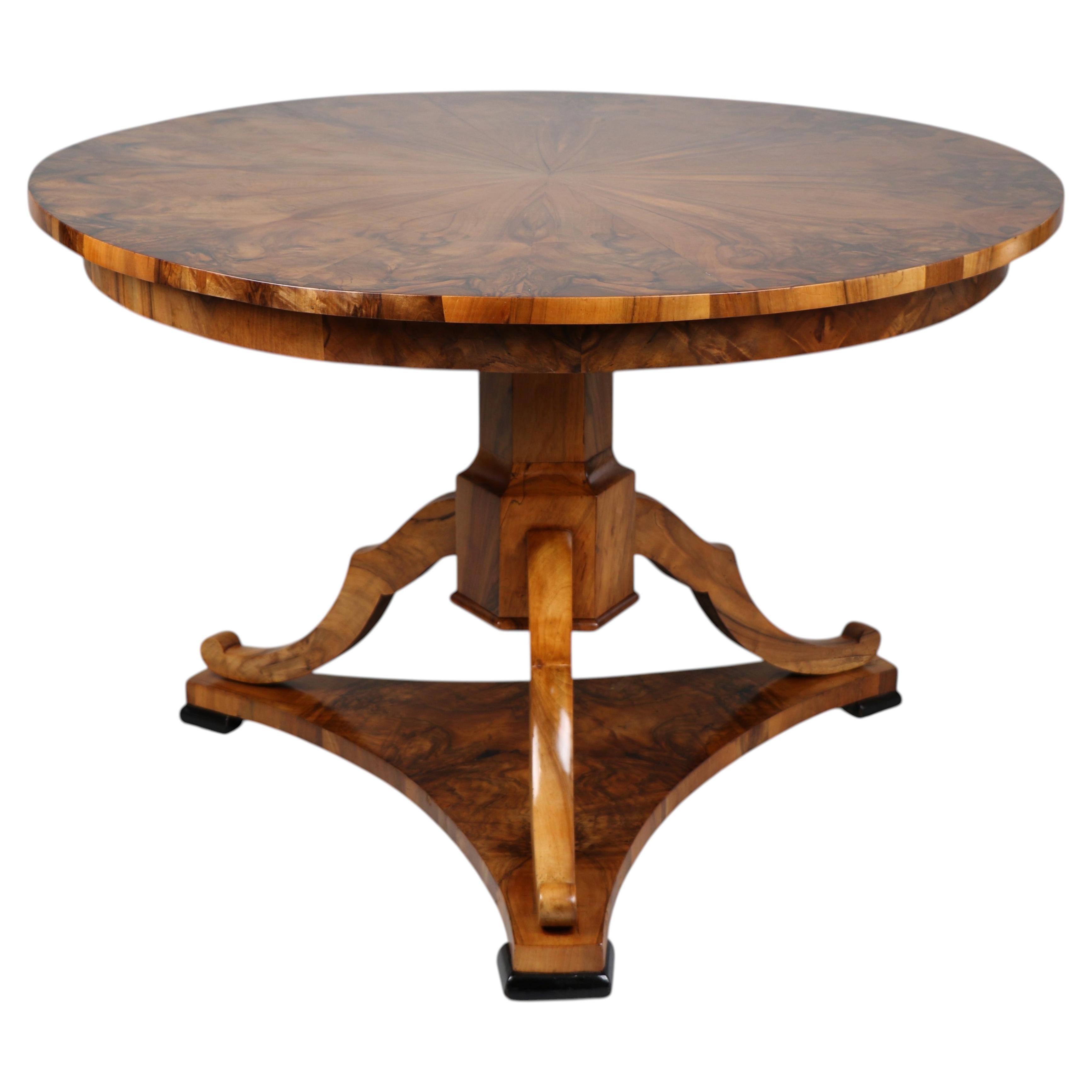 Tavolo in noce Biedermeier del XIX secolo. Vienna, 1825 circa. in vendita