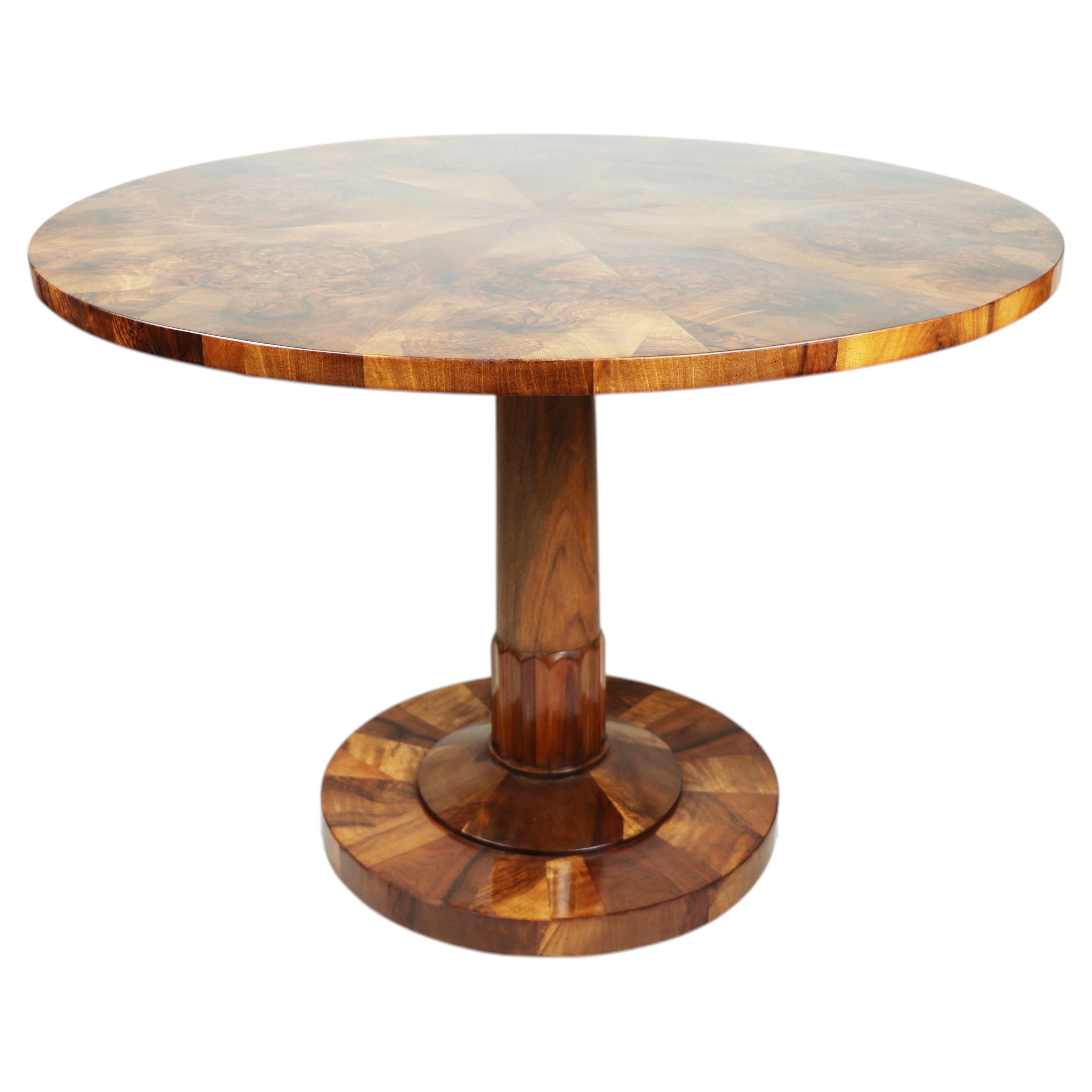Fina mesa Biedermeier de nogal del siglo XIX. Viena, hacia 1825.