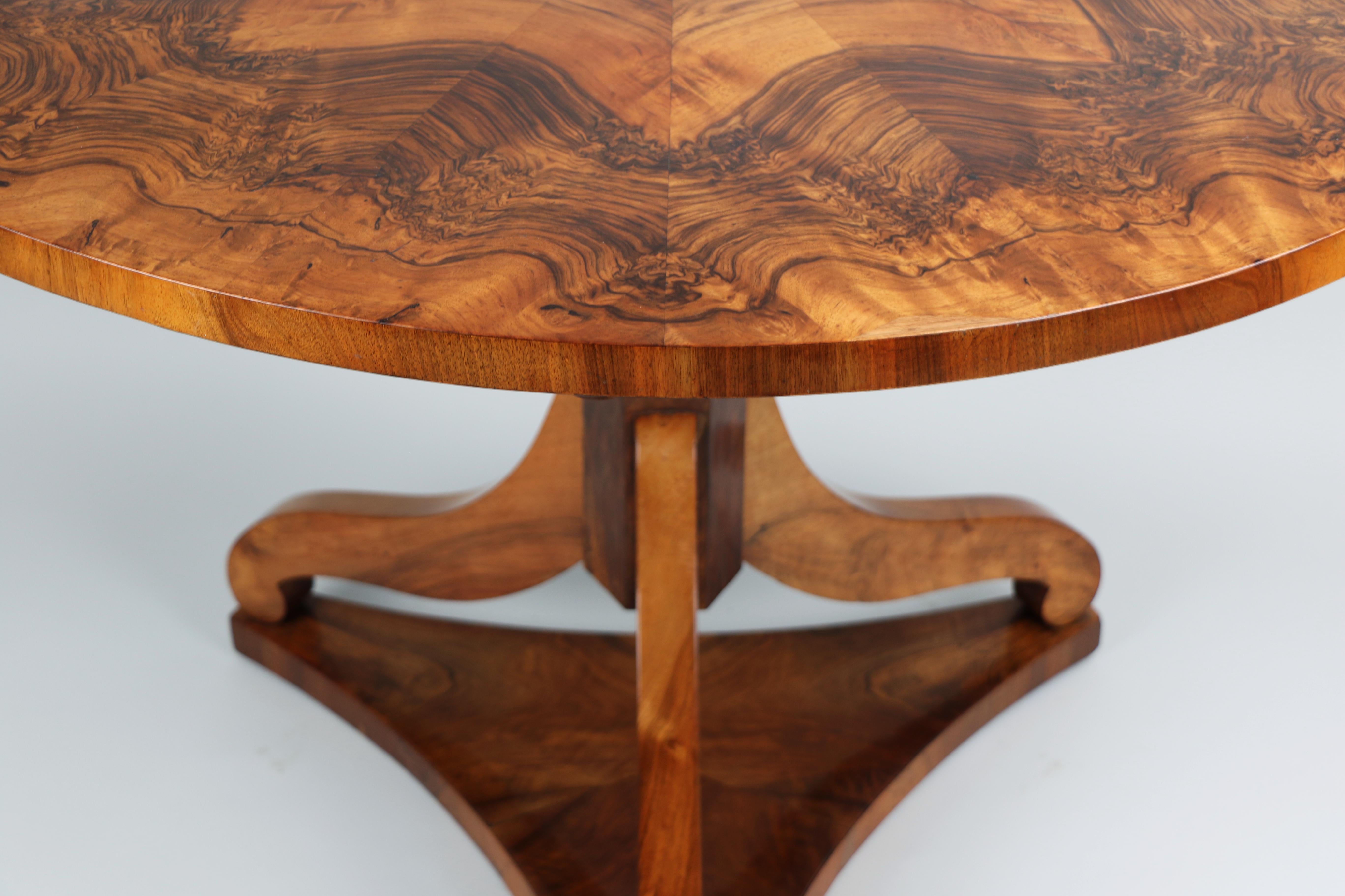 Table Biedermeier en noyer du XIXe siècle. Vienne, vers 1830. en vente 4