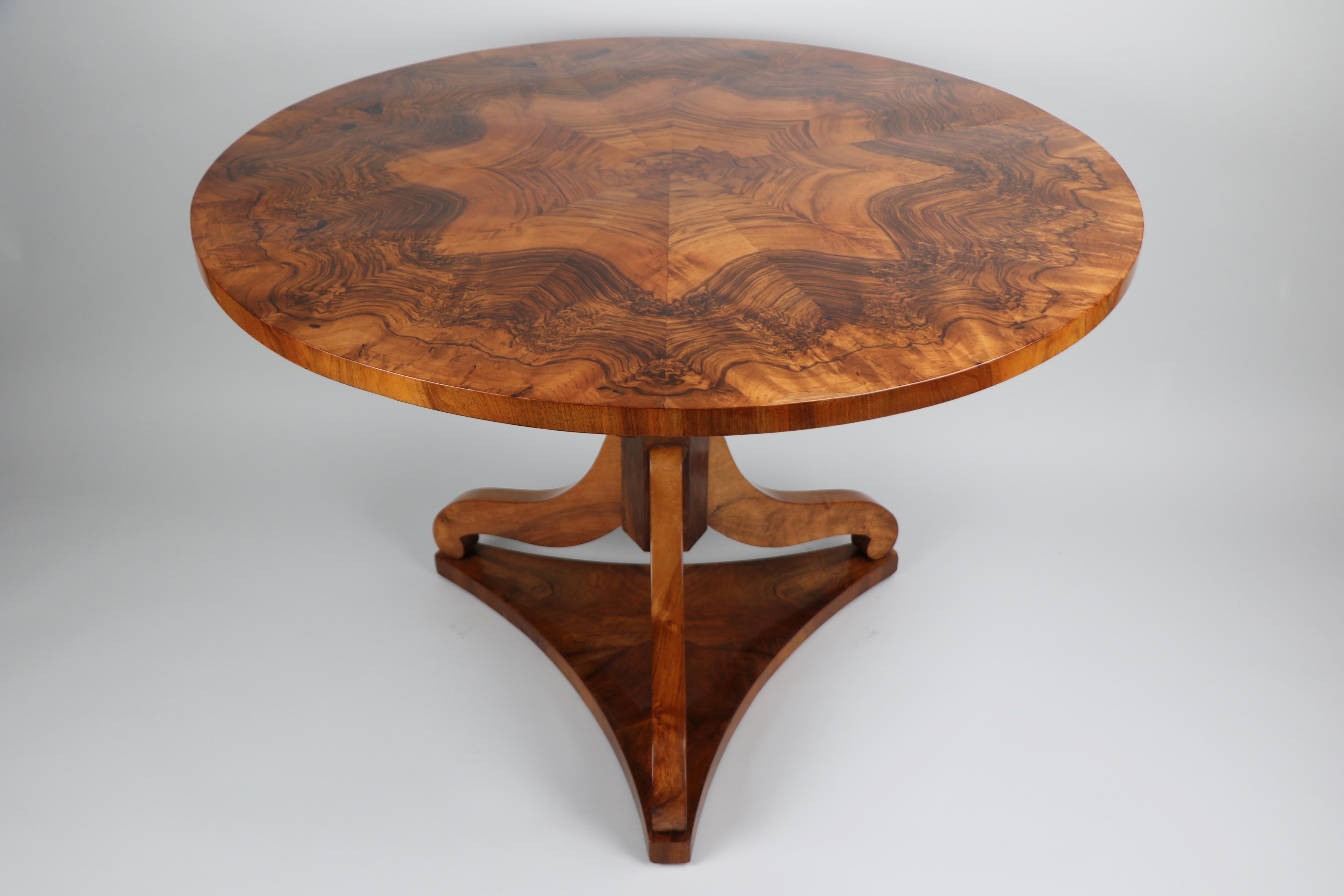 Table Biedermeier en noyer du XIXe siècle. Vienne, vers 1830. en vente 5