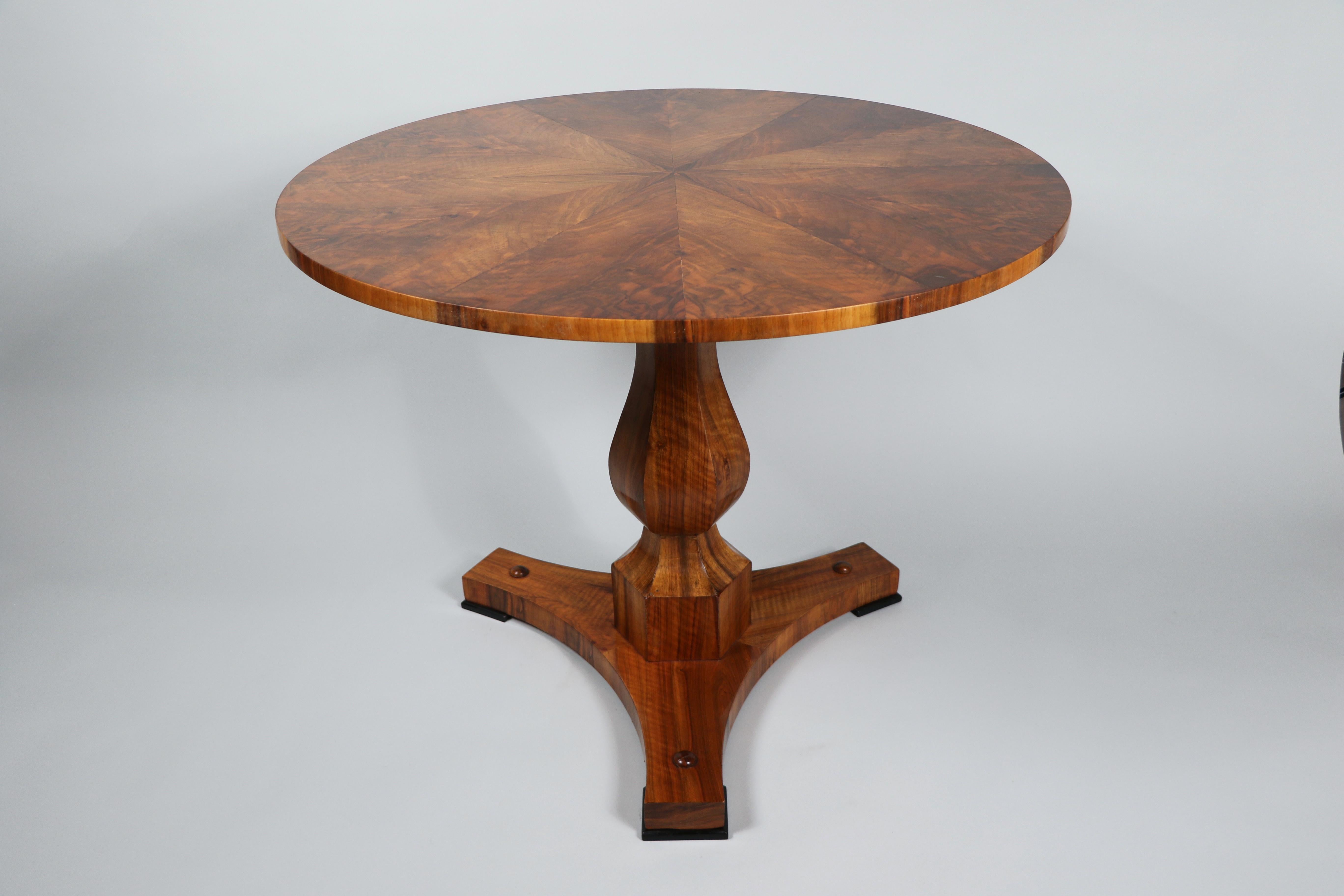 Hallo,
Dieser feine Biedermeier-Sockeltisch aus Nussbaumholz ist das beste Beispiel für ein hochwertiges Wiener Stück aus der Zeit um 1830.

Das Wiener Biedermeier zeichnet sich durch seine raffinierten Proportionen, sein seltenes und raffiniertes