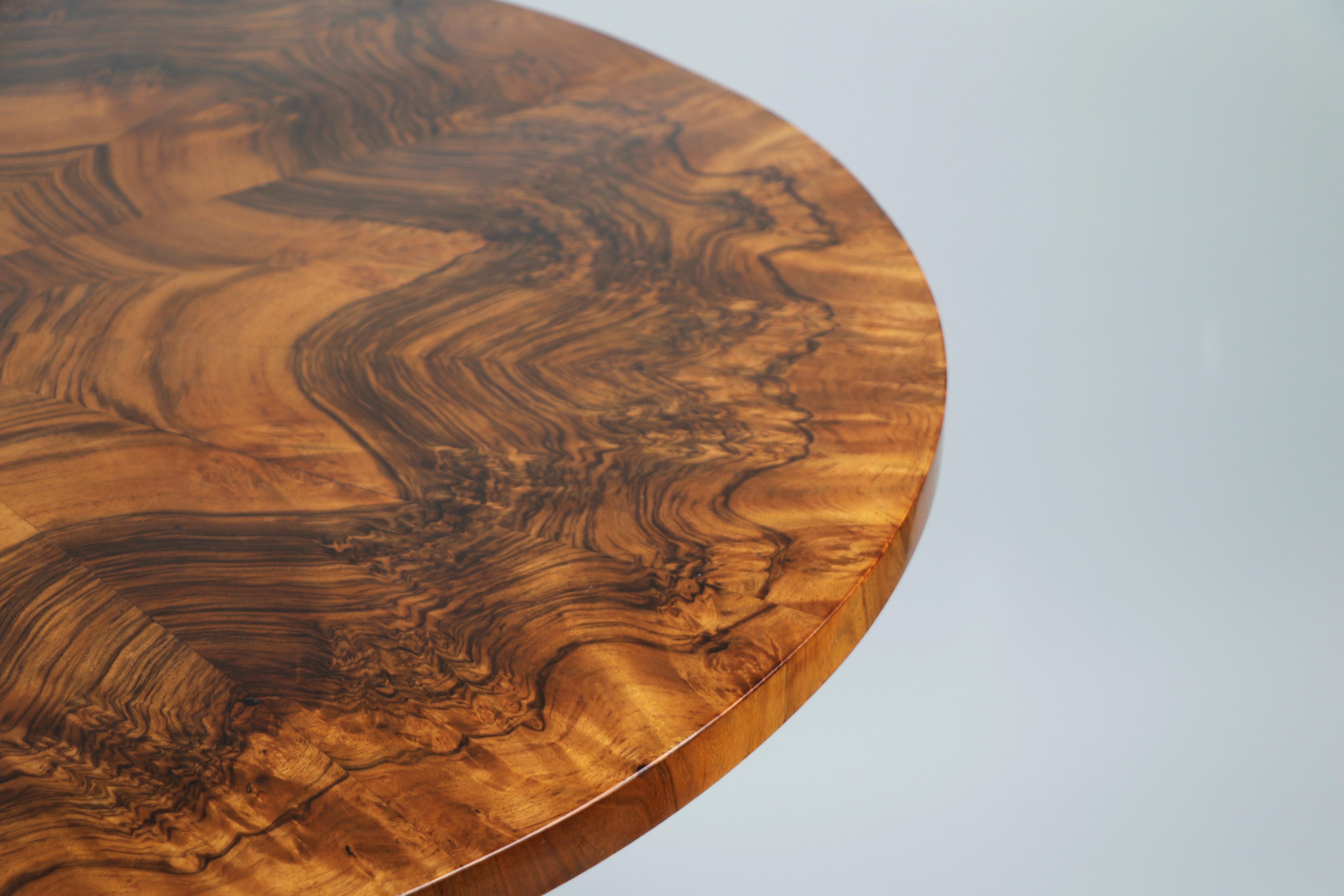 Autrichien Table Biedermeier en noyer du XIXe siècle. Vienne, vers 1830. en vente