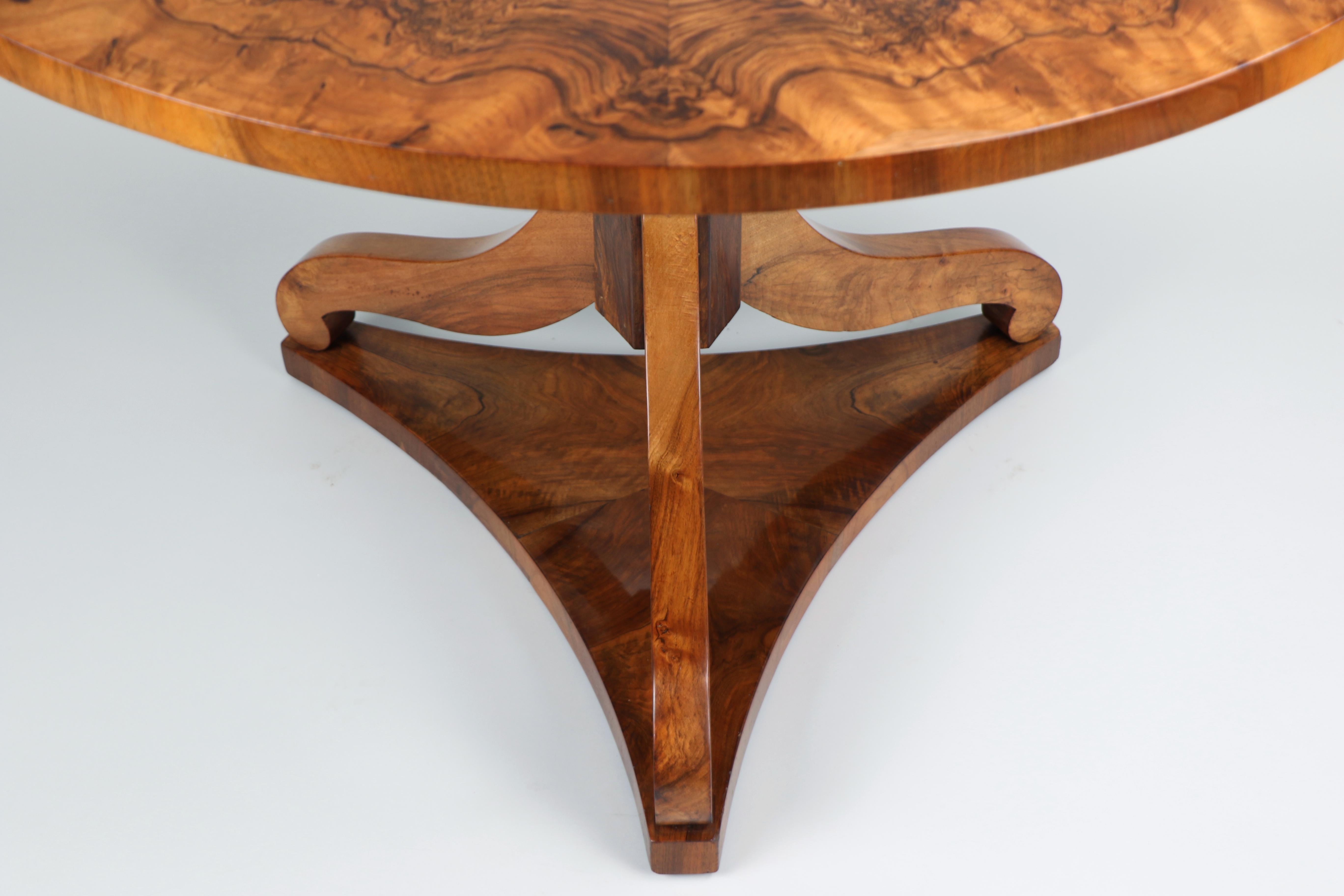 Poli Table Biedermeier en noyer du XIXe siècle. Vienne, vers 1830. en vente