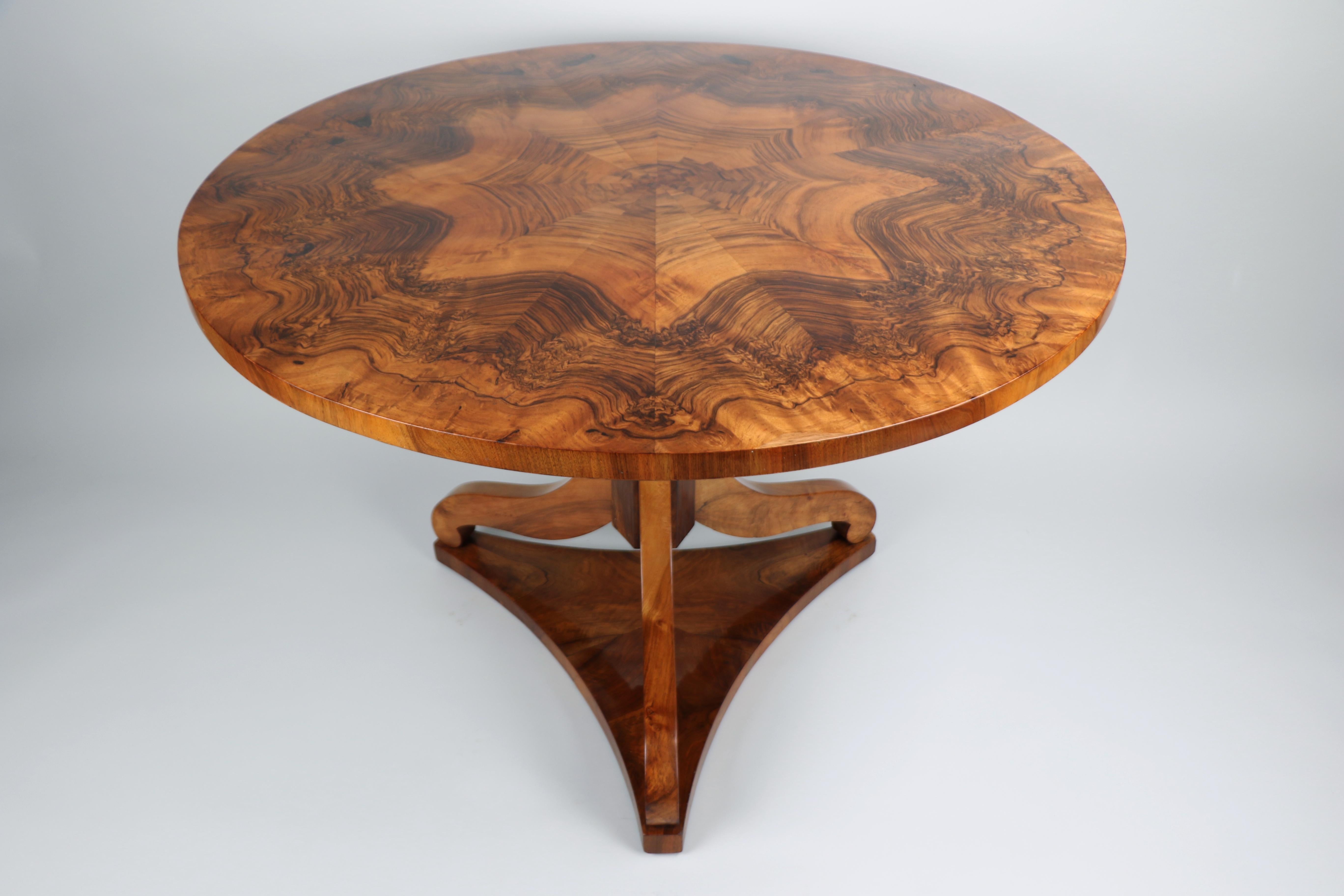 Table Biedermeier en noyer du XIXe siècle. Vienne, vers 1830. Bon état - En vente à Vienna, AT