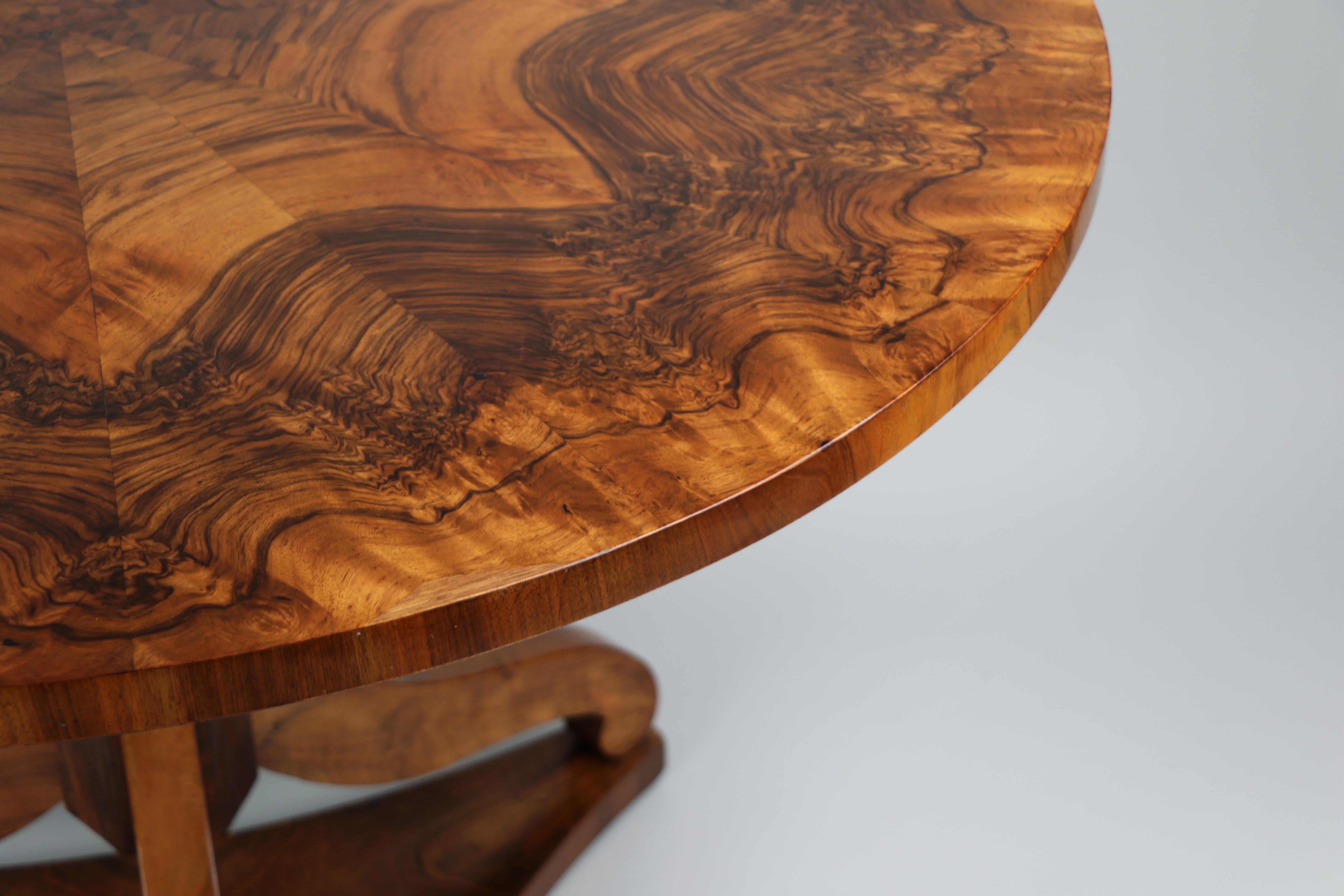 Noyer Table Biedermeier en noyer du XIXe siècle. Vienne, vers 1830. en vente