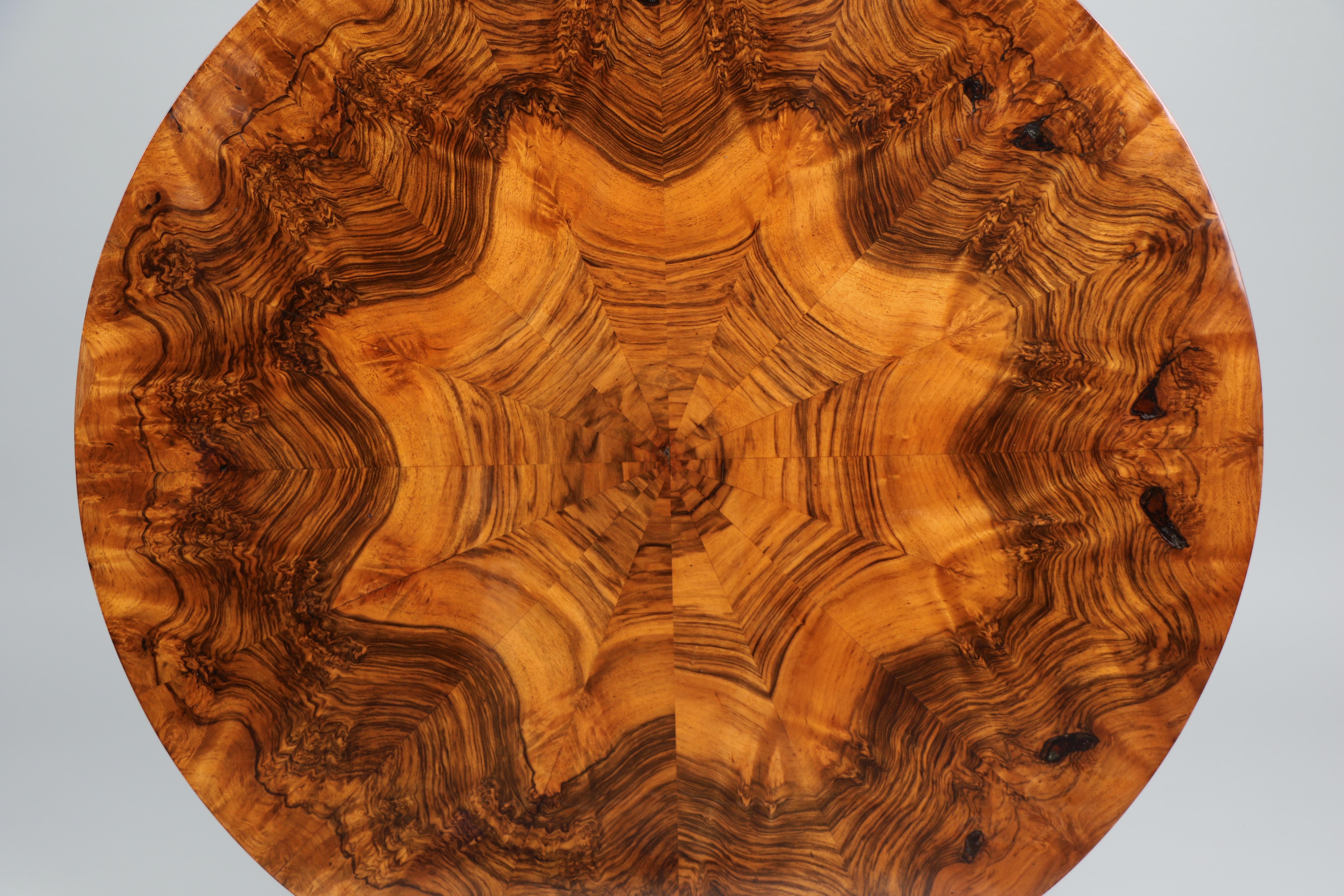 Table Biedermeier en noyer du XIXe siècle. Vienne, vers 1830. en vente 2
