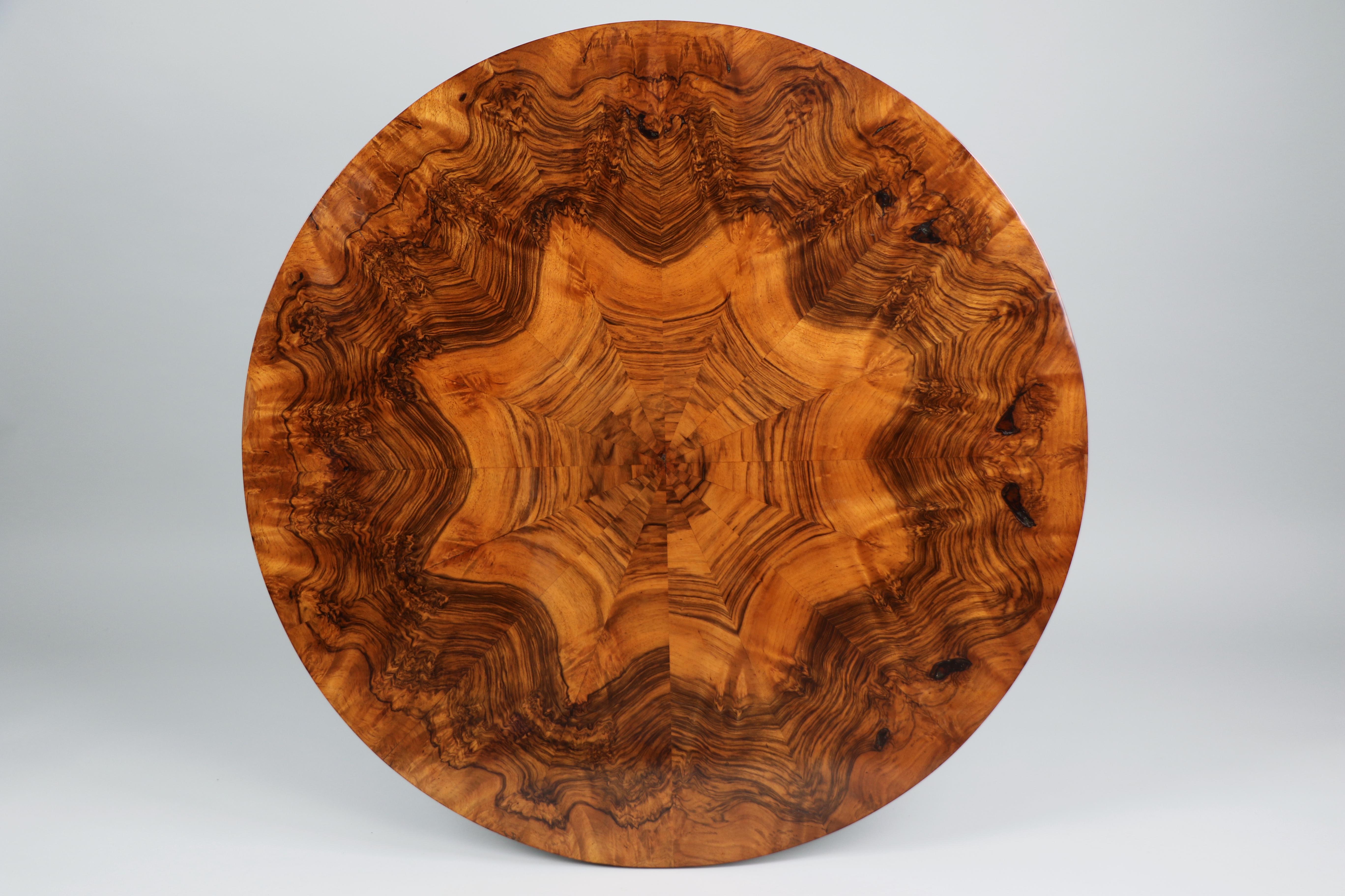 Table Biedermeier en noyer du XIXe siècle. Vienne, vers 1830. en vente 3