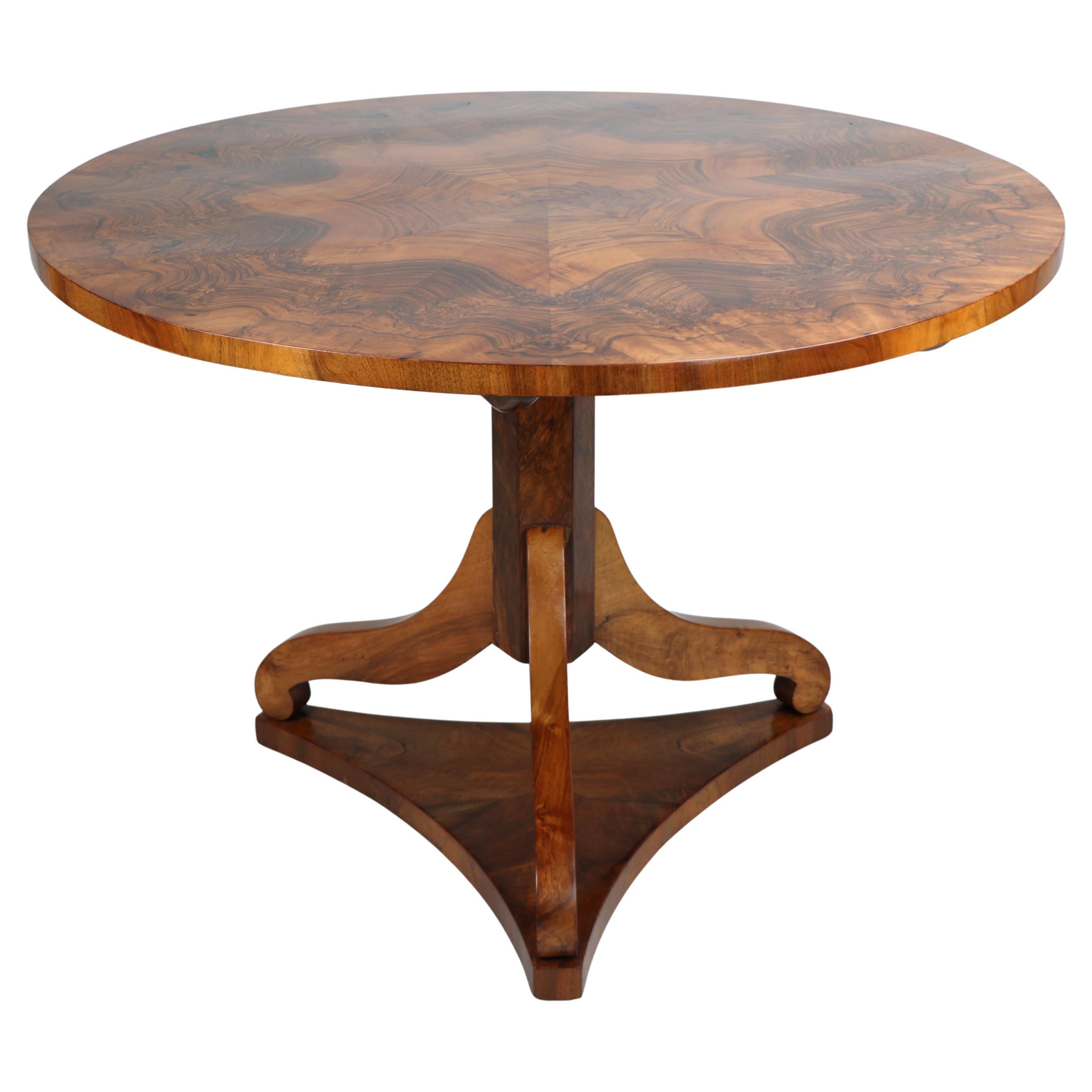 Table Biedermeier en noyer du XIXe siècle. Vienne, vers 1830.