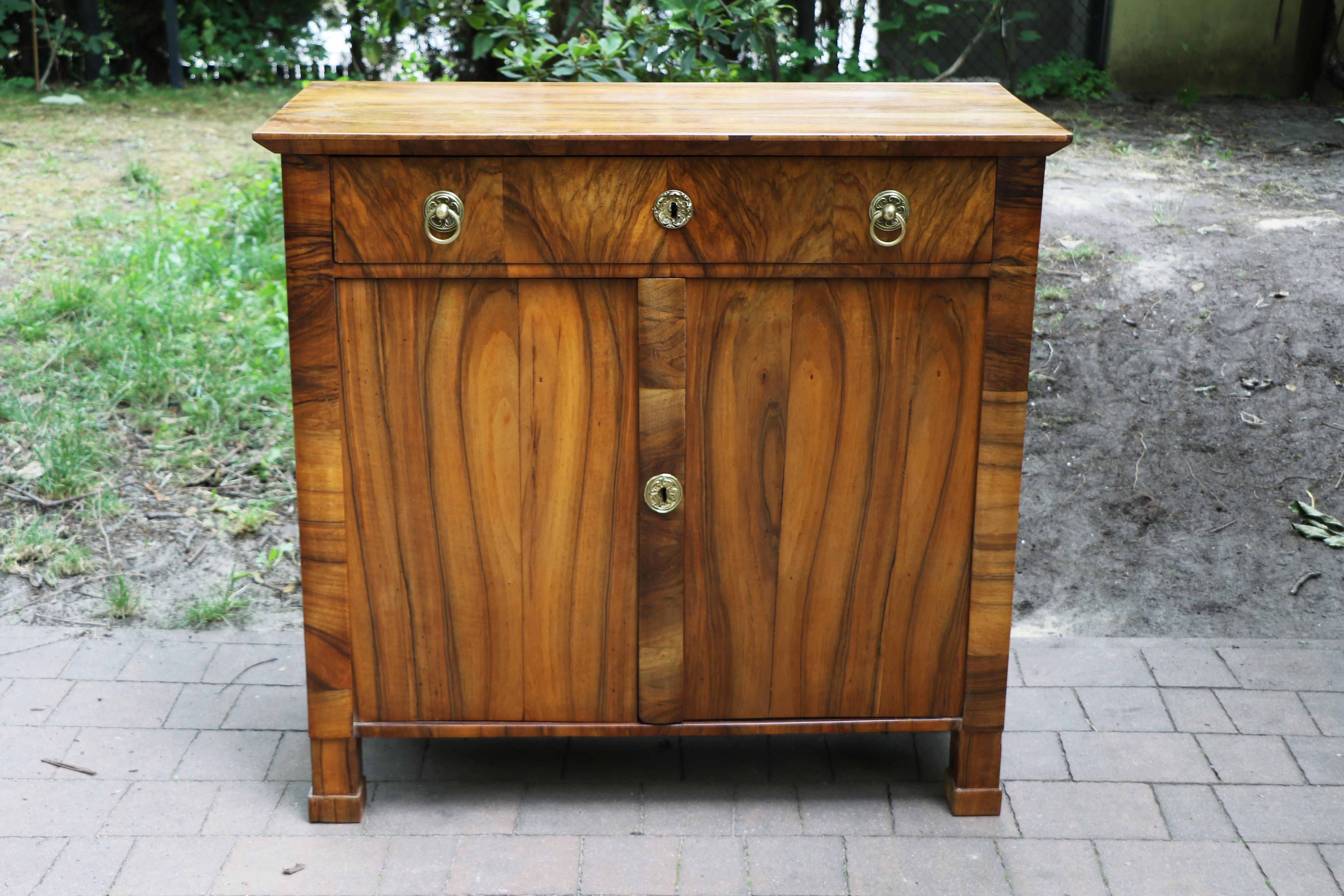 Elegante Biedermeier Nussbaum Trumeau Kommode - Wien, um 1825

Wir freuen uns, Ihnen diese edle und authentische Kommode aus dem Wiener Biedermeier, die um 1825 gefertigt wurde, präsentieren zu können. Dieses außergewöhnliche Stück fängt die Essenz