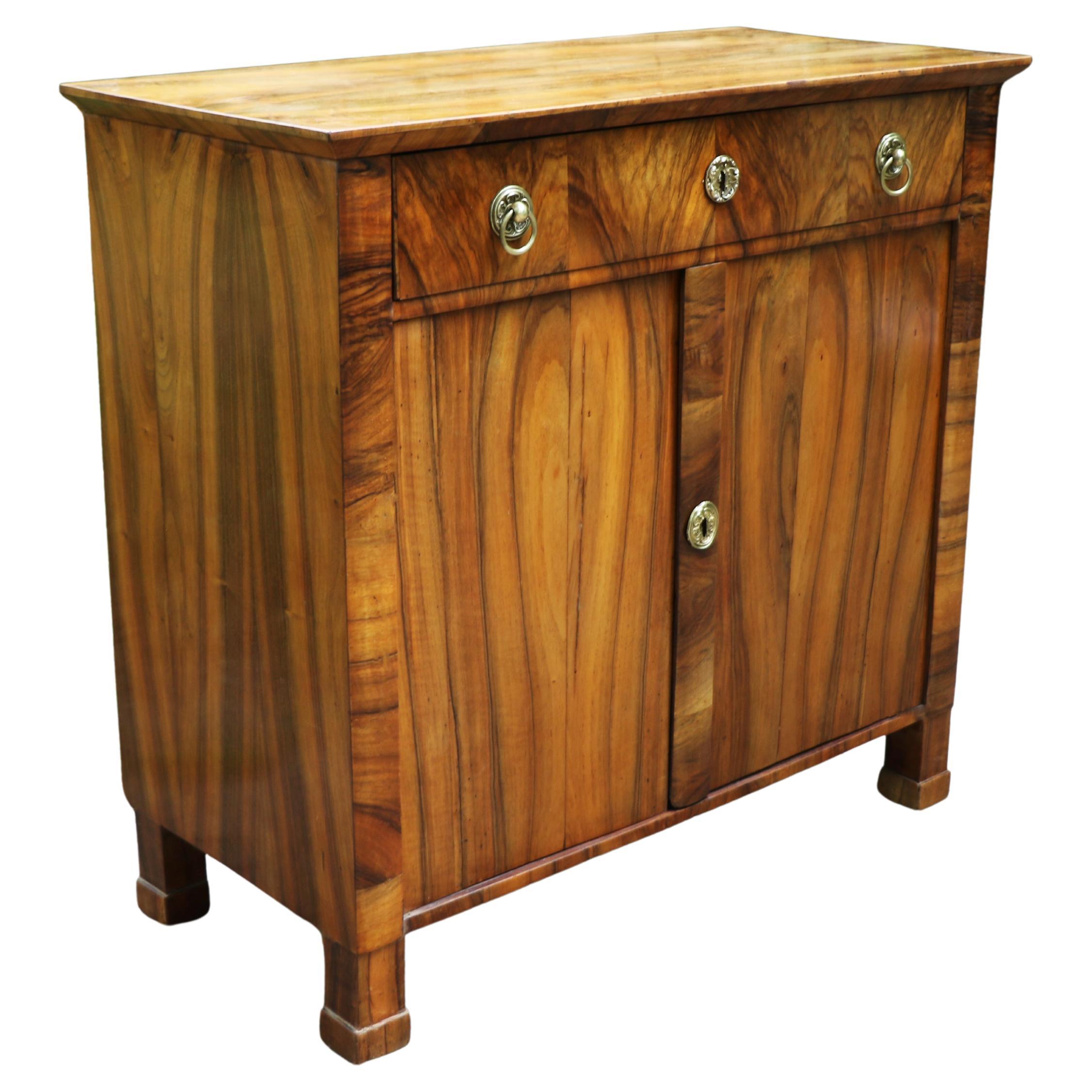 Feine Biedermeier Kommode aus Nussbaum des 19. Jahrhunderts. Wiener Stadt, um 1825. (Österreichisch) im Angebot