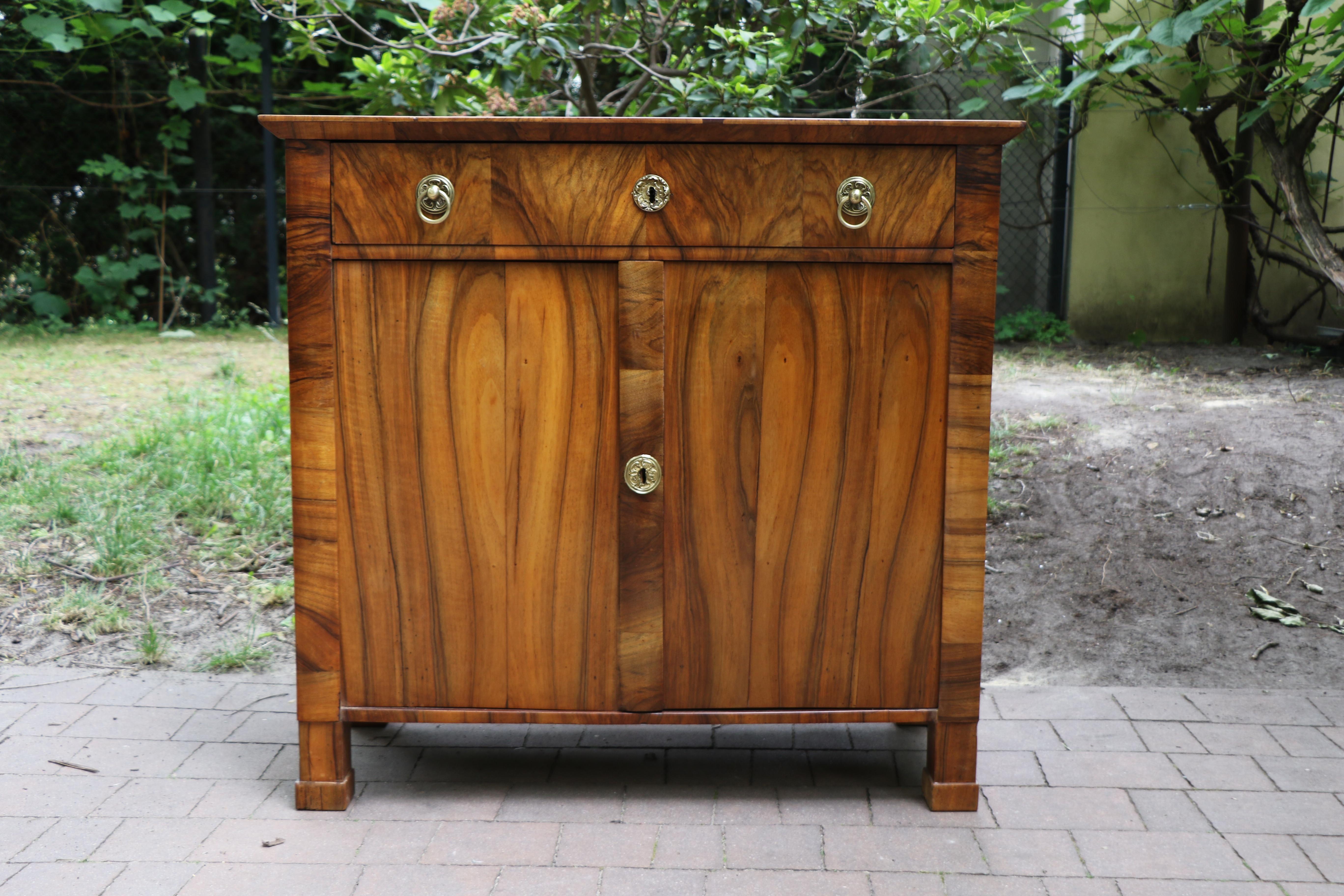 Feine Biedermeier Kommode aus Nussbaum des 19. Jahrhunderts. Wiener Stadt, um 1825. (Poliert) im Angebot