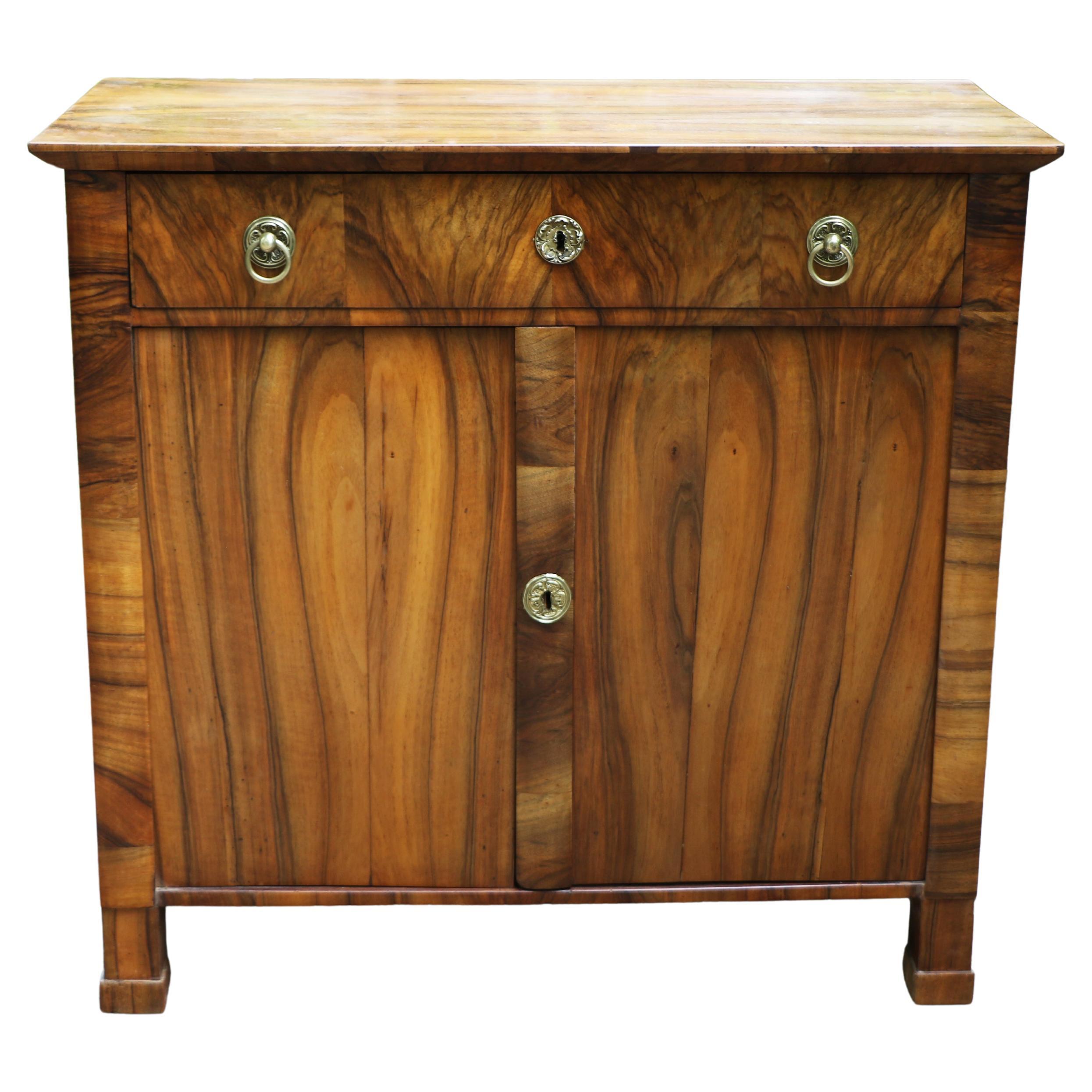Feine Biedermeier Kommode aus Nussbaum des 19. Jahrhunderts. Wiener Stadt, um 1825. im Angebot