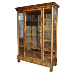 Vitrina in noce Biedermeier del XIX secolo. Vienna, 1820-25 circa.