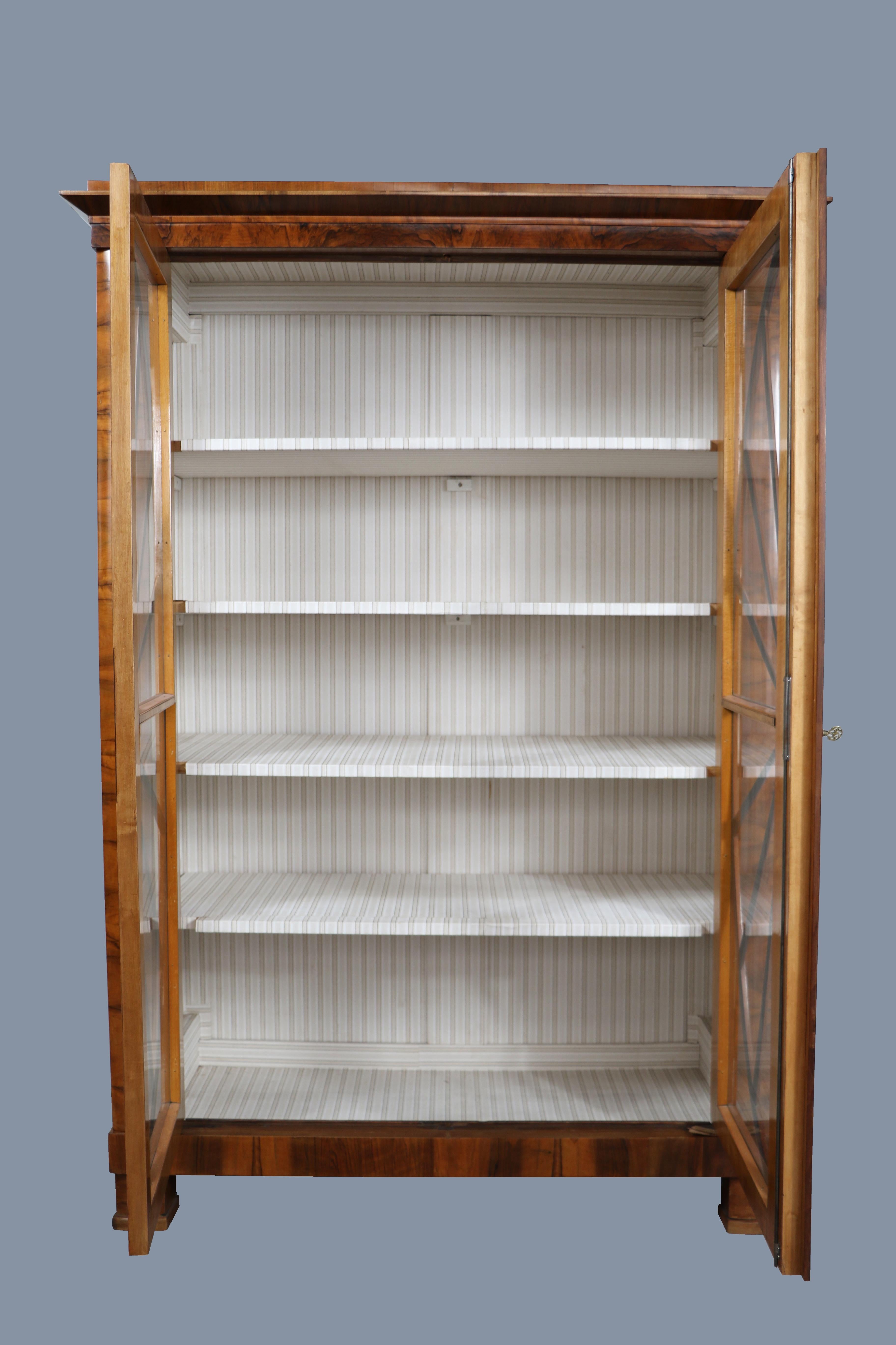 Vitrina in noce Biedermeier del XIX secolo. Vienna, 1825 circa. in vendita 5