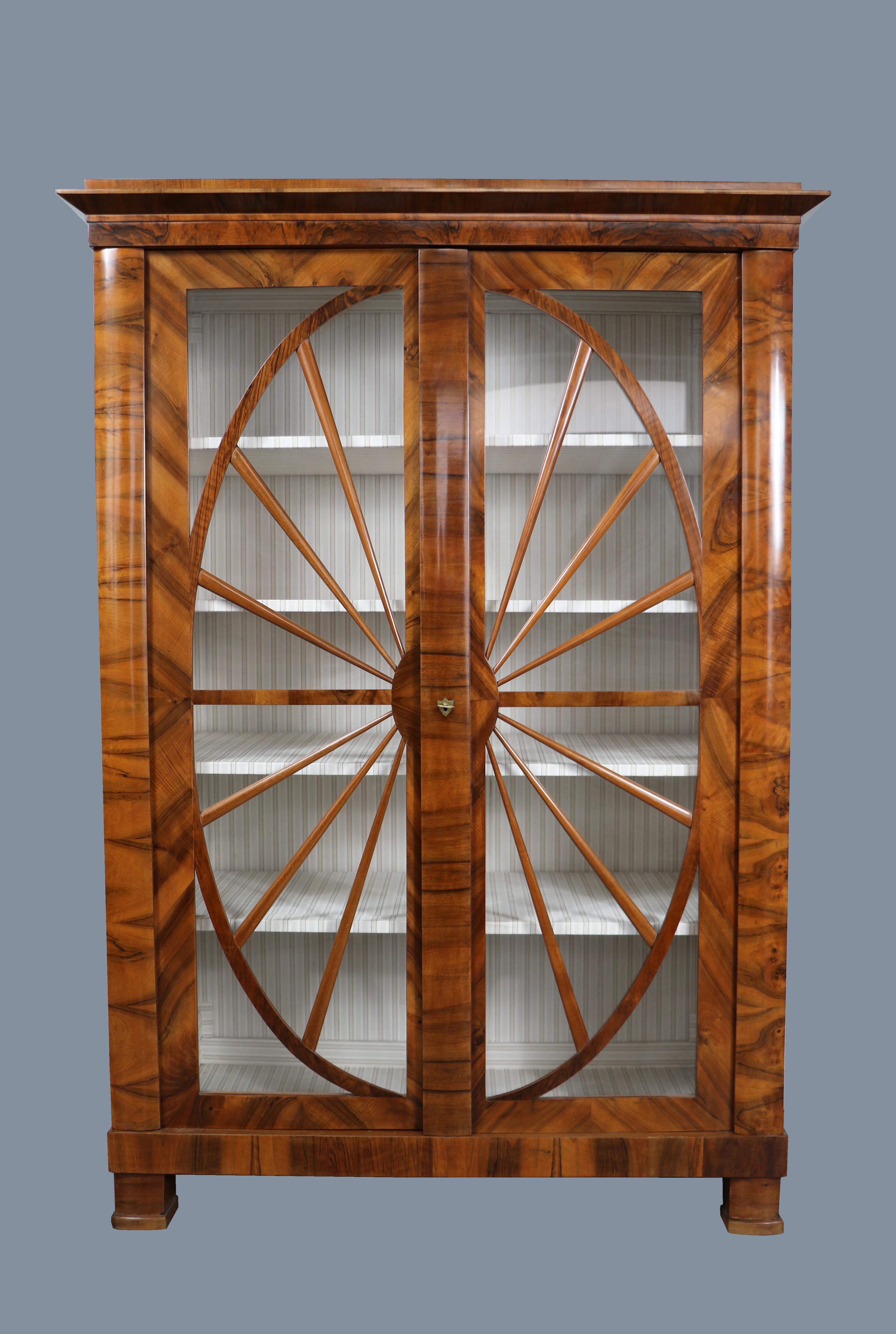 Bonjour,
Nous aimerions vous offrir cette vitrine en noyer Biedermeier de la première heure, vraiment exquise. La pièce a été fabriquée à Vienne vers 1825.

Le Biedermeier viennois se distingue par ses proportions sophistiquées, son design rare et