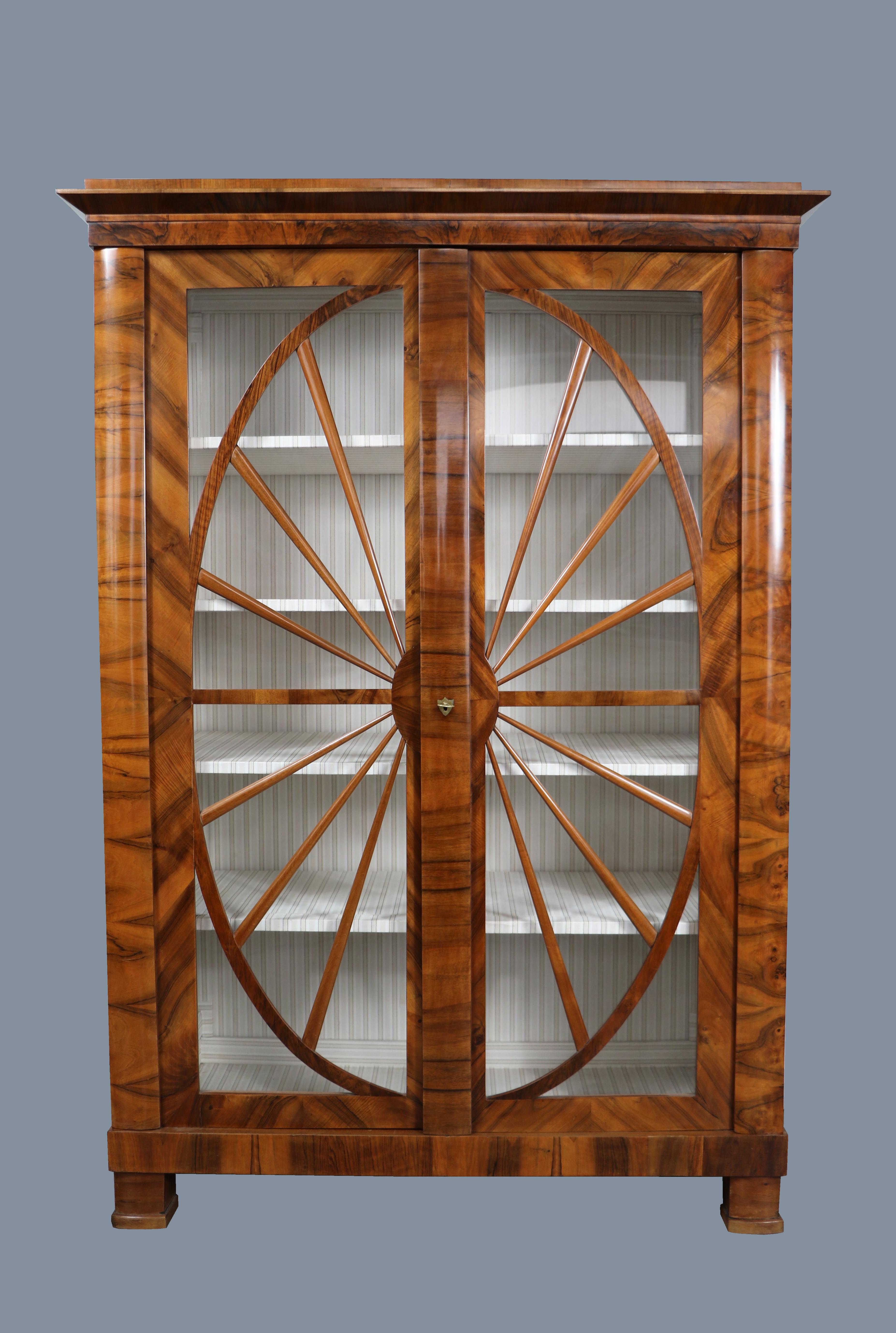 Ciao,
Desideriamo offrirti questa raffinata vetrinetta in legno di noce dei primi anni del Biedermeier. Il pezzo è stato realizzato a Vienna nel 1825 circa.

Il Biedermeier viennese si distingue per le sue proporzioni sofisticate, il design raro e