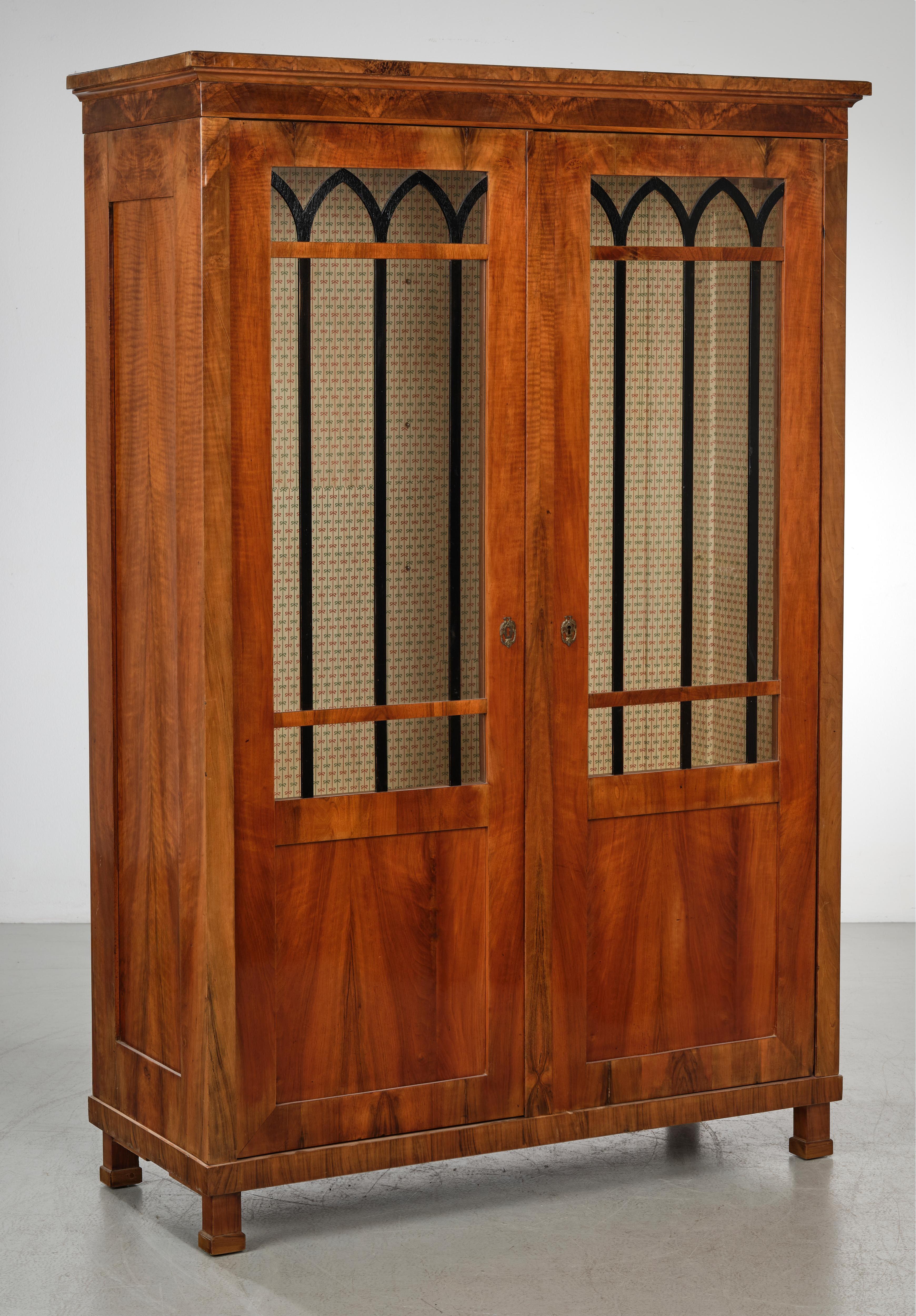 Ciao,
Vogliamo offrirti questa raffinata vetrinetta in noce Biedermeier. Il pezzo è stato realizzato a Vienna nel 1825 circa.

Il Biedermeier viennese si distingue per le sue proporzioni sofisticate, il design raro e raffinato e l'eccellente