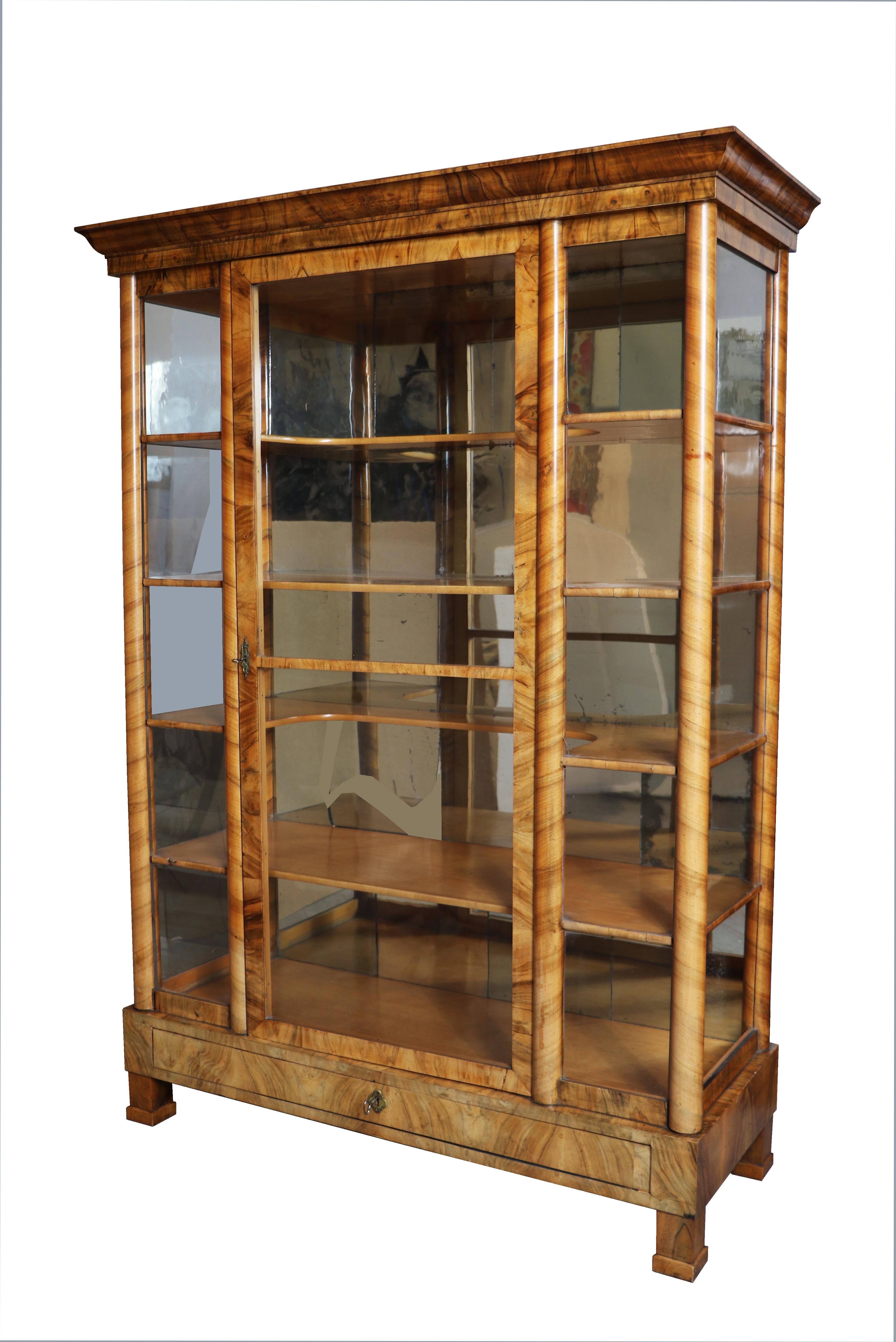 We are delighted to offer this truly exceptional early 19th-century Biedermeier walnut vitrine, masterfully crafted in Vienna between 1820 and 1825.

This rare and distinguished display cabinet is a superb example of early Viennese Biedermeier — a