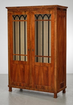 Feine Biedermeier-Vitrine aus Nussbaumholz aus dem 19. Wiener Stadt, um 1825.